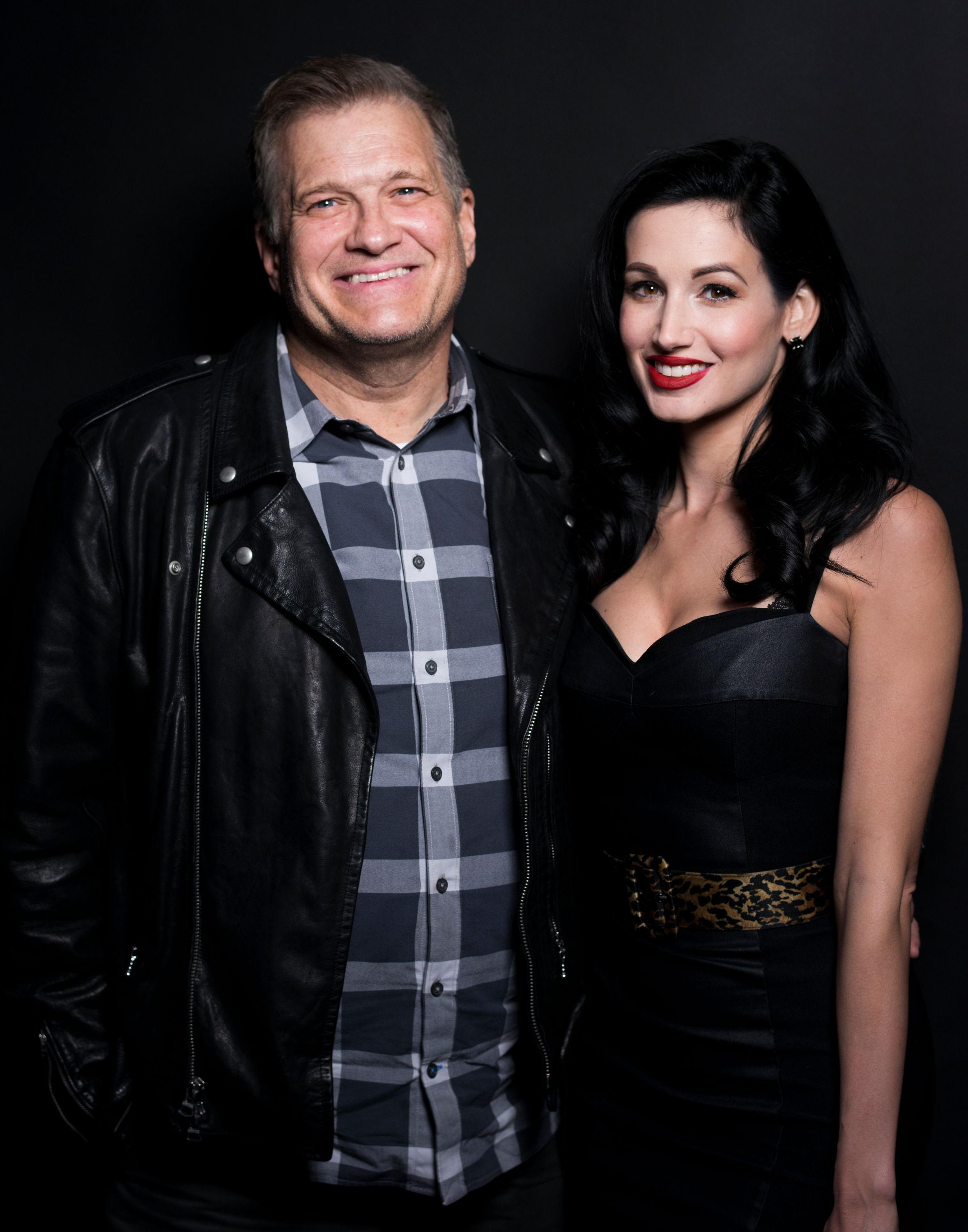 Drew Carey and Amie Harwick pose for The Artists Project at Rock To Recovery's 5th Anniversary Holiday Party on December 17, 2017, in Hollywood, California | Photo: Michael Bezjian/WireImage/Getty Images