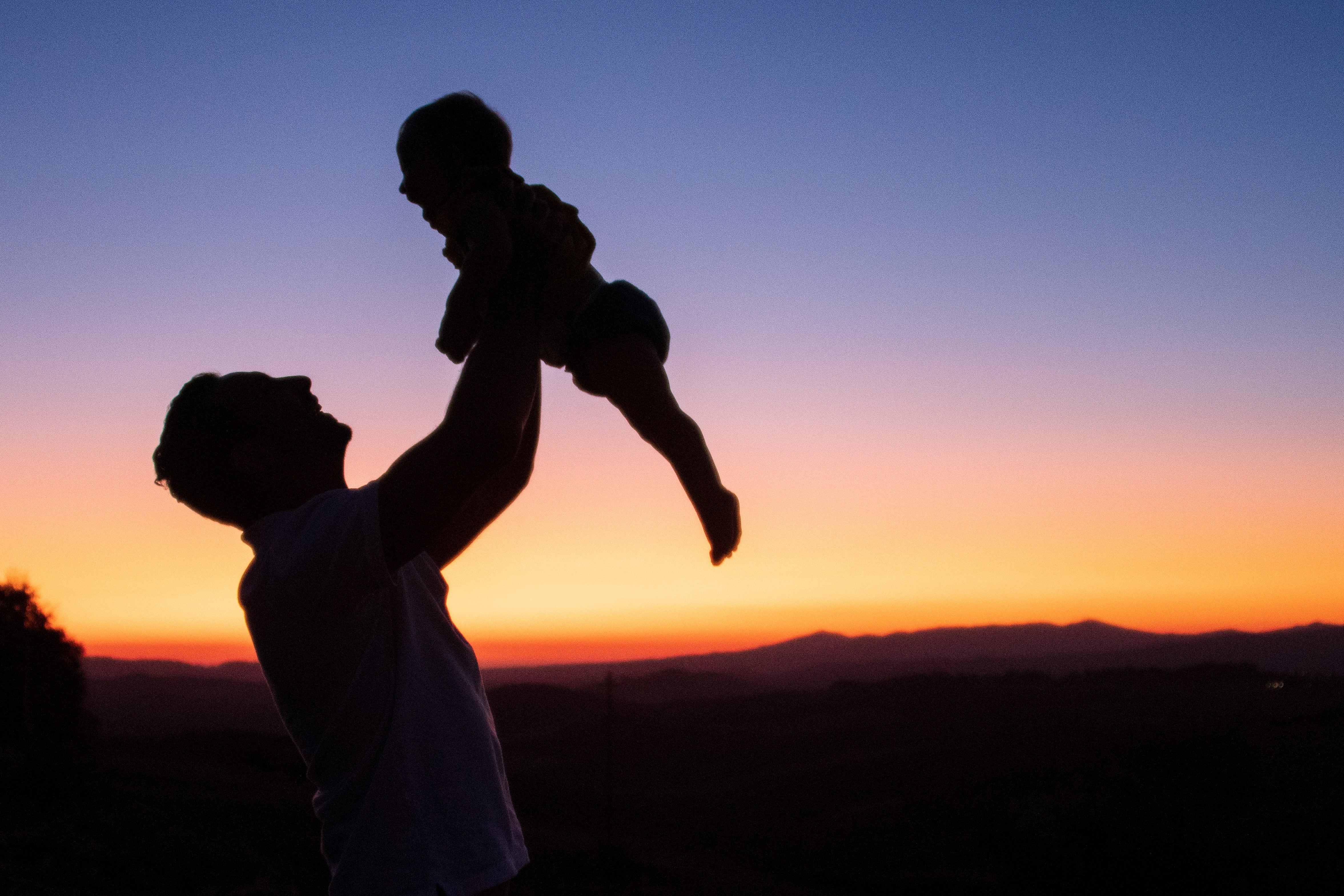 Hombre alza un bebé. | Foto: Unsplash