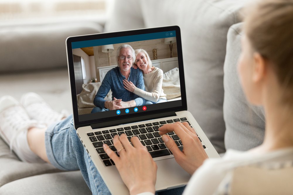 Mujer hablando con sus abuelos por videollamada. | Foto: Shutterstock