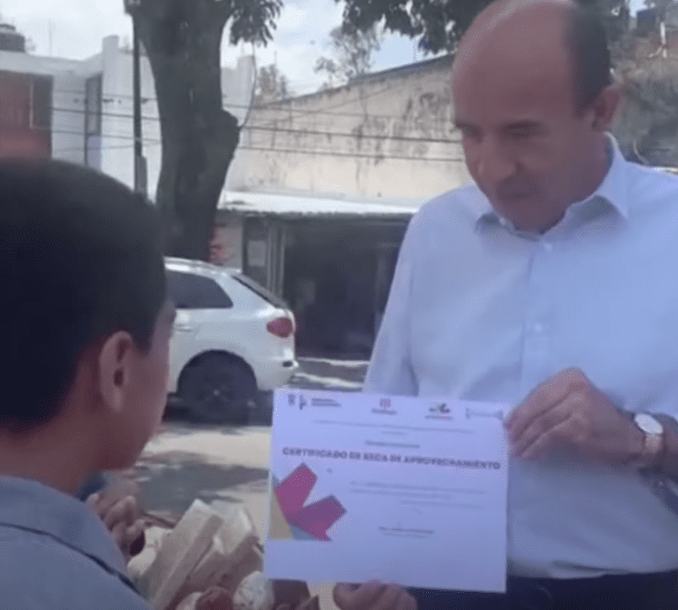 Eduardo Rafael recibiendo el apoyo del Secretario de Educación del Estado de Michoacán, México. | Foto: youtube.com/Notivideo