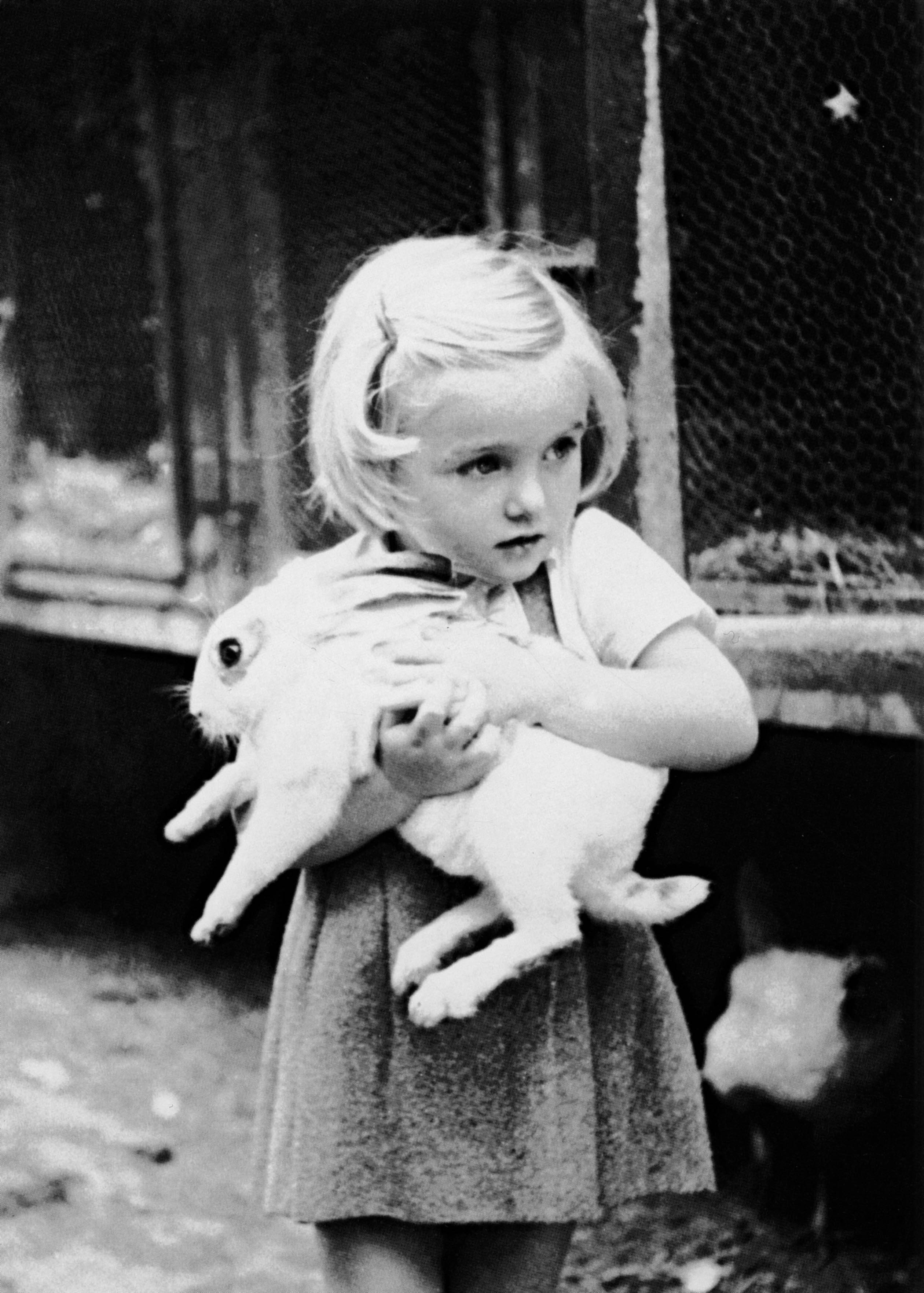 L'enfant d'Arielle Dombasle a 3 ans portant un lapin blanc en 1956. | Photo :Getty Images