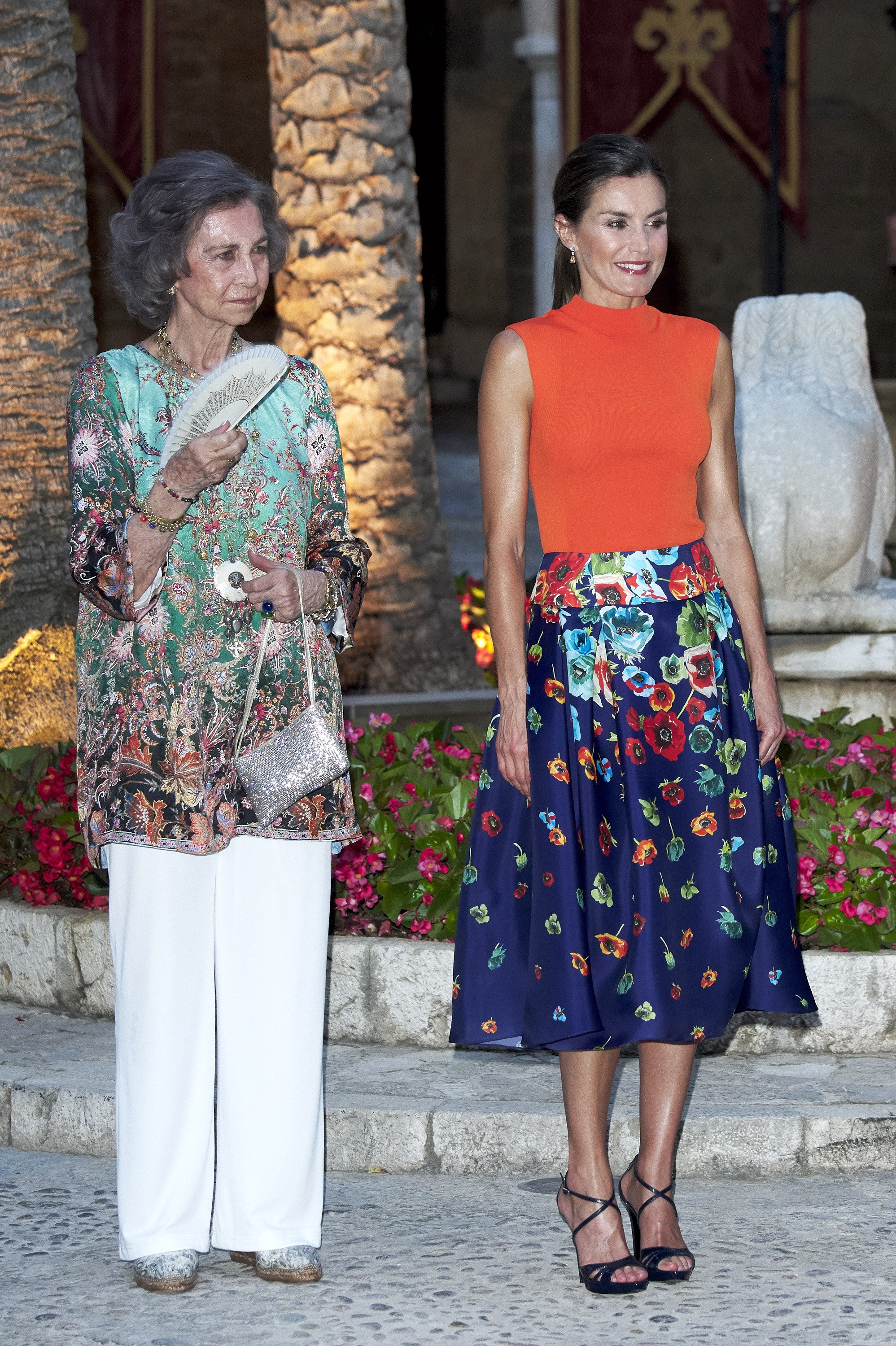 Reina Letizia de España (der) y Reina Sofía (izq) asisten a cena para las autoridades en el Palacio de La Almudaina el 3 de agosto de 2018 en Palma de Mallorca, España || Fuente: Getty Images Reina Letizia de España (der) y Reina Sofía (izq) asisten a cena para las autoridades en el Palacio de La Almudaina el 3 de agosto de 2018 en Palma de Mallorca, España || Fuente: Getty Images