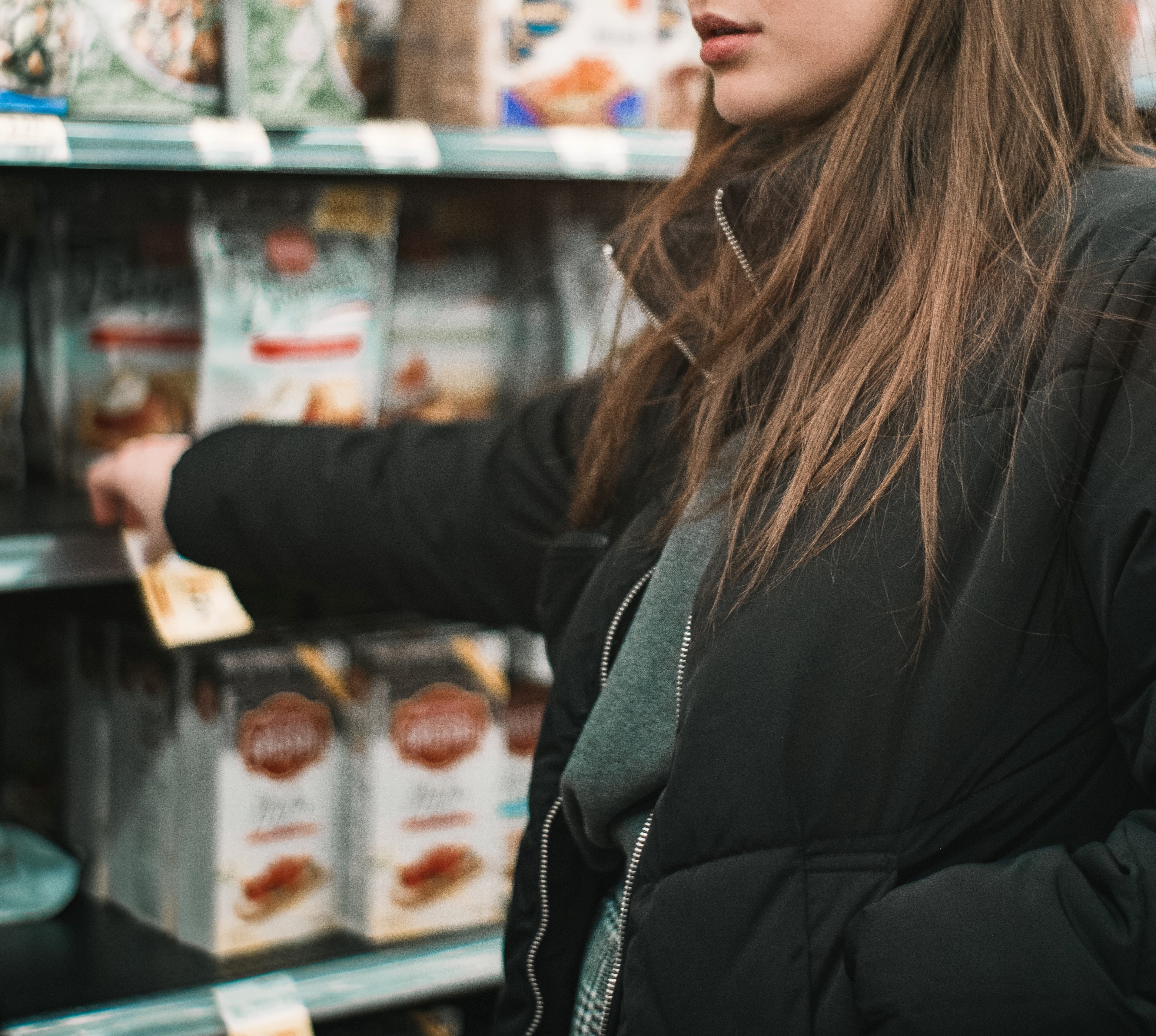Una joven en un supermercado. | Foto: Unsplash