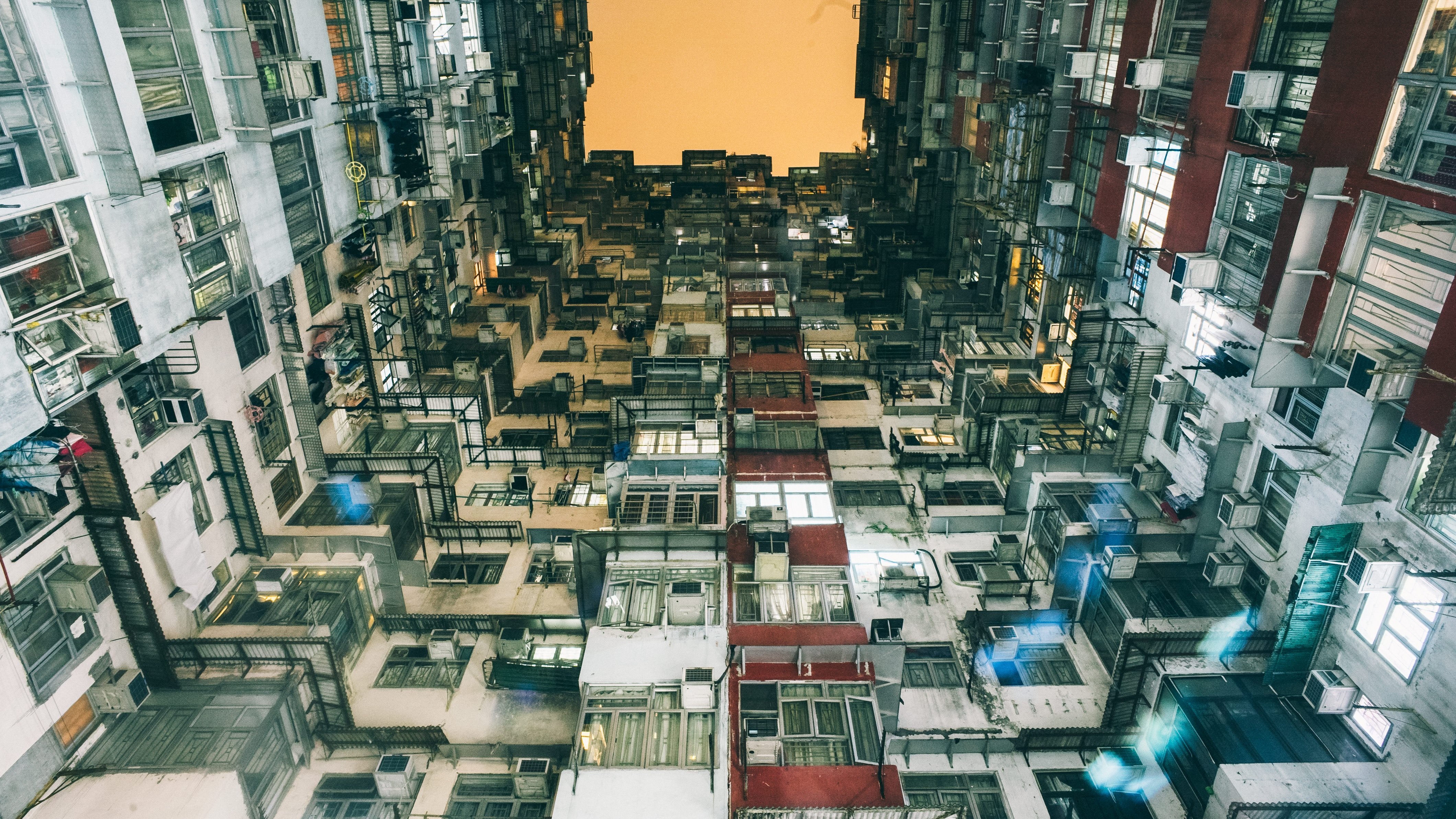 A cramped apartment building. | Source: Unsplash