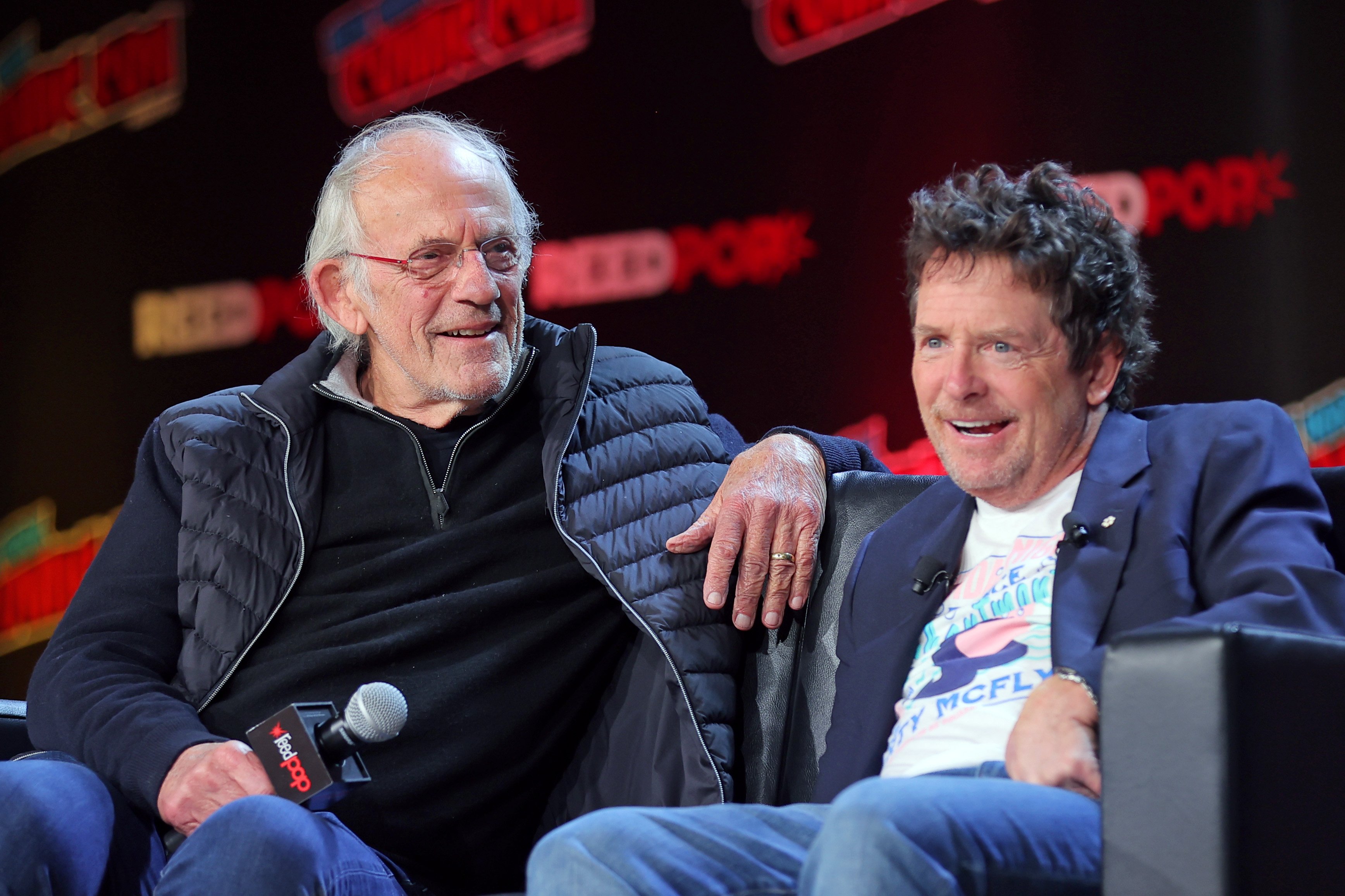 Christopher Lloyd y Michael J. Fox en una reunión de "Back to the Future" en la Comic-Con, el 8 de octubre de 2022 en Nueva York. | Foto: Getty Images