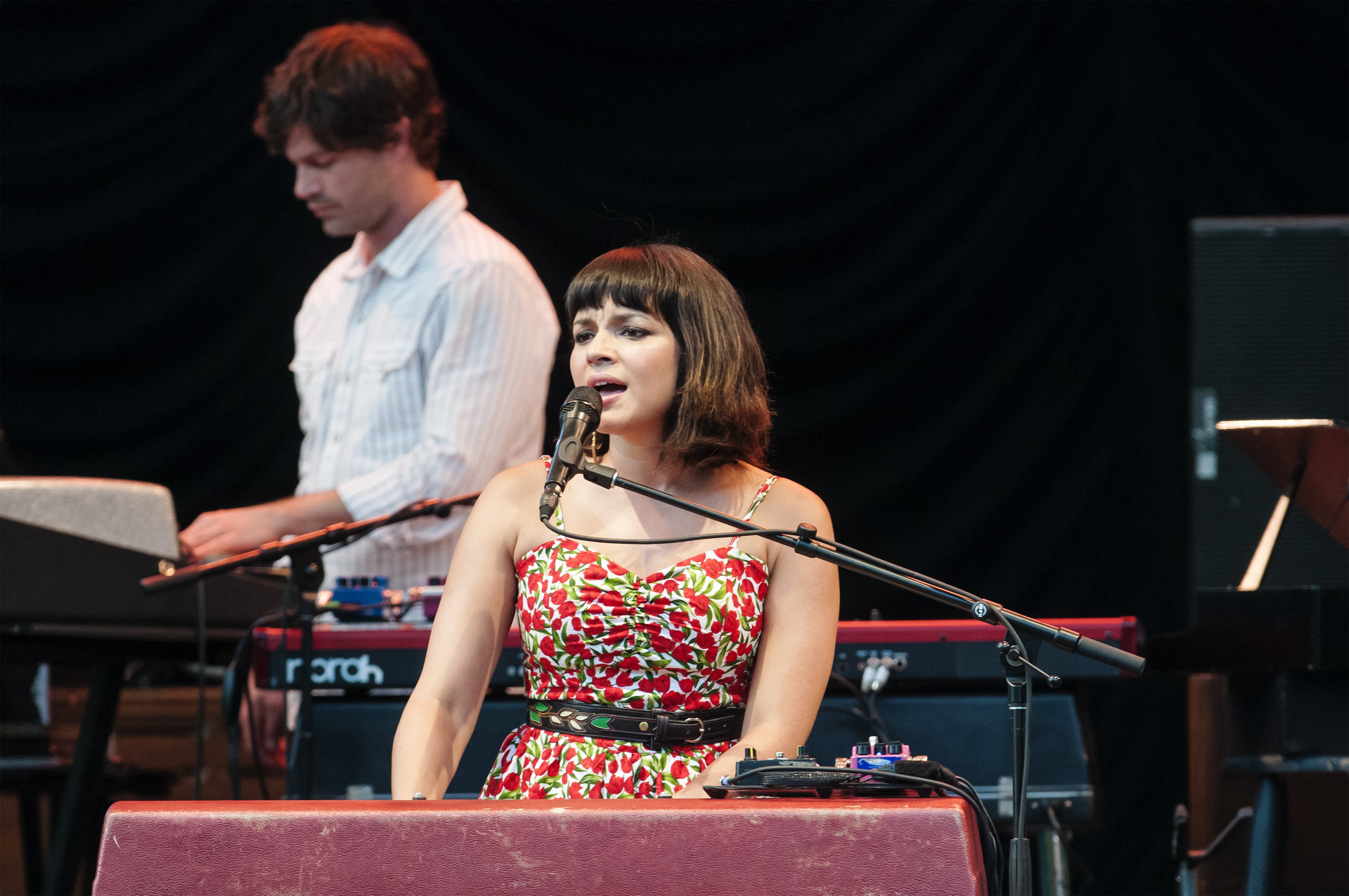 Norah Jones and Pete Remm during the 2017 Sumer Series at Somerset House on July 6, 2017, in London, England | Source: Getty Images