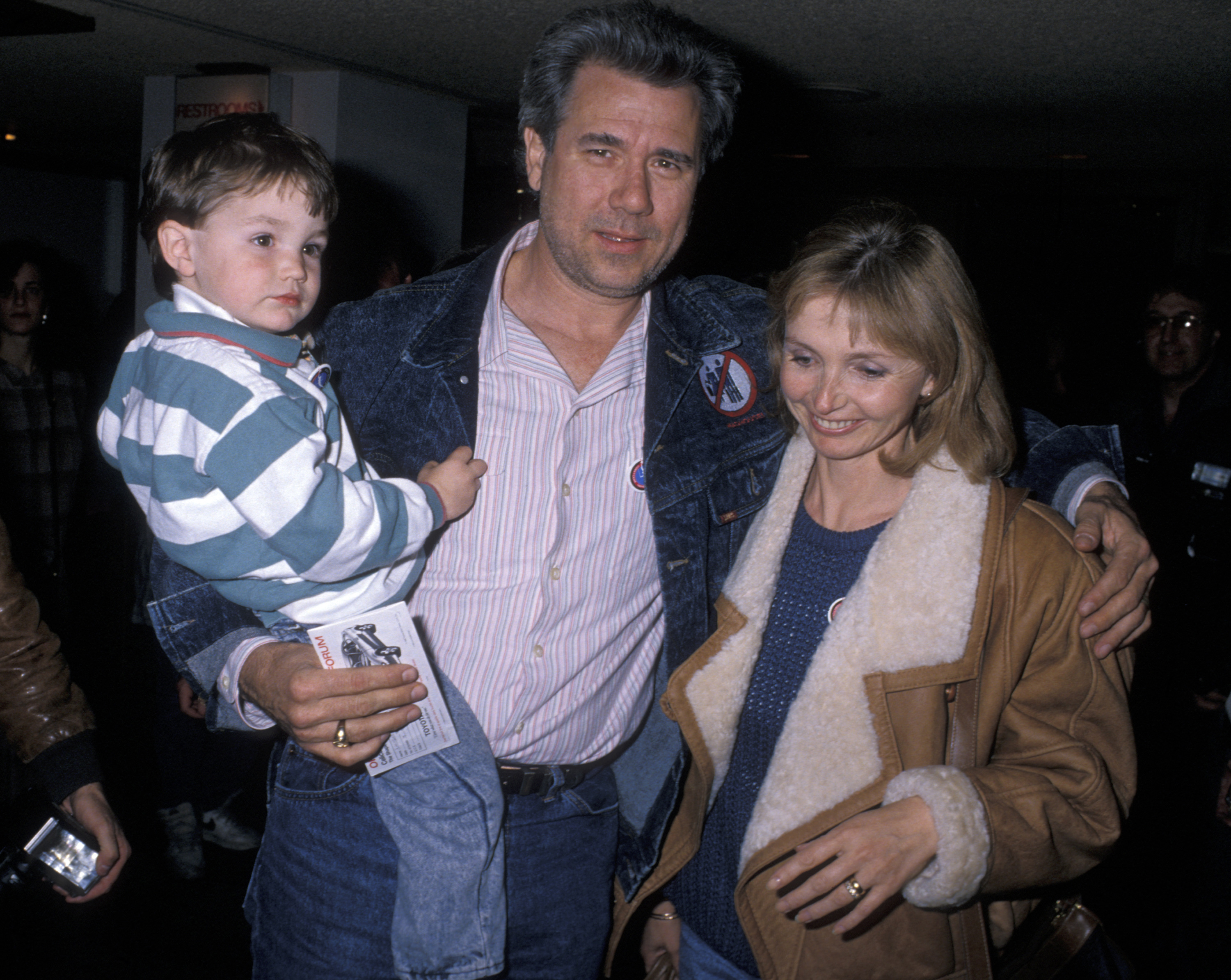 John Larroquette, Elizabeth Cookson, and their son, Jonathan, at the Moscow Circus opening in 1990. | Source: Getty Images
