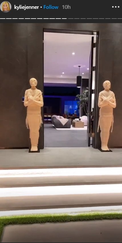 Two mummys displayed at Kylie Jenner's house for Halloween 2020. I Image: Instagram/ kyliejenner