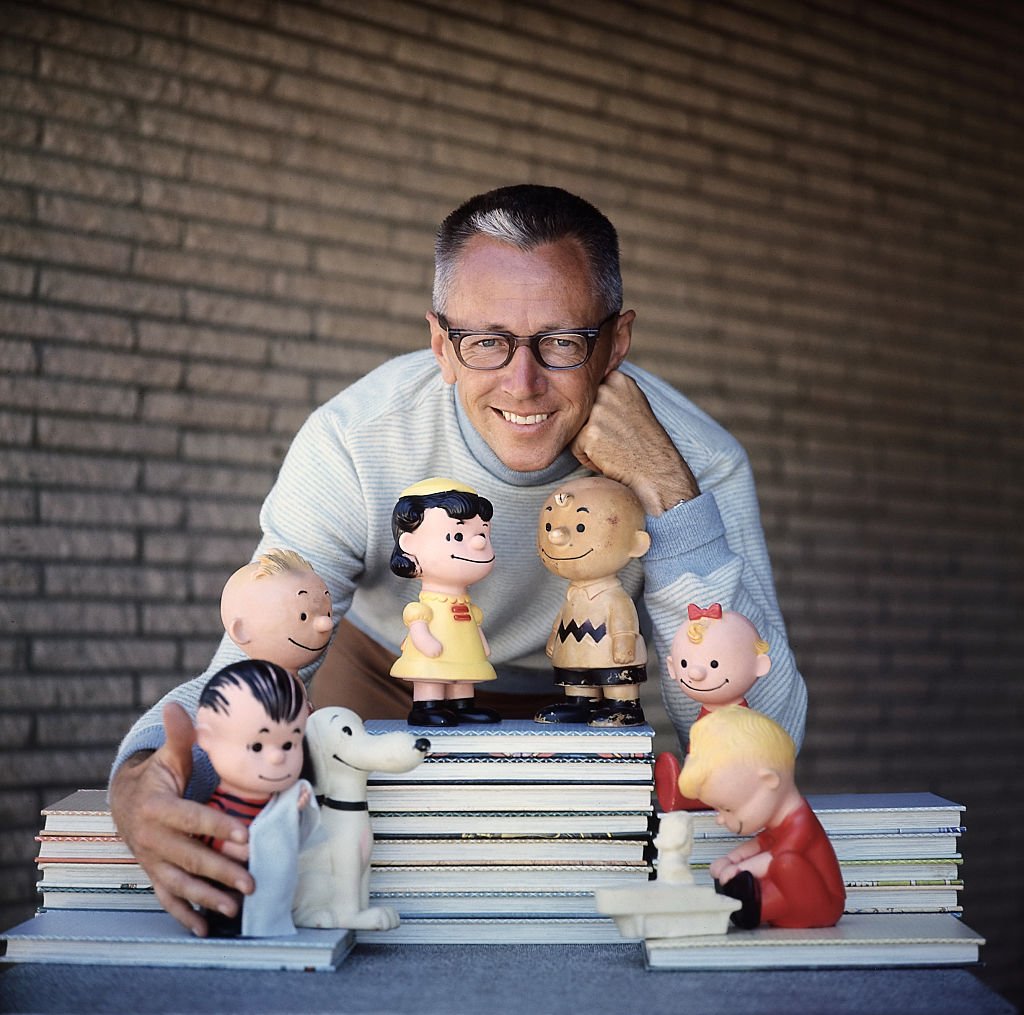 Charles M. Schulz avec quelques-uns de ses personnages Peanuts le 1er janvier 1962. | Photo : Getty Images Charles M. Schulz avec quelques-uns de ses personnages Peanuts le 1er janvier 1962. | Photo : Getty Images
