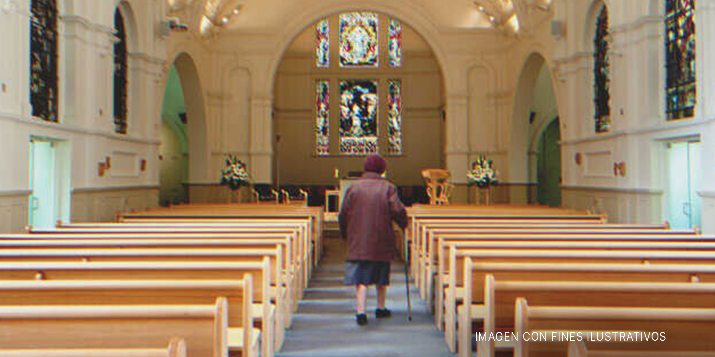 Mujer mayor caminando en una iglesia. | Foto: Getty Images