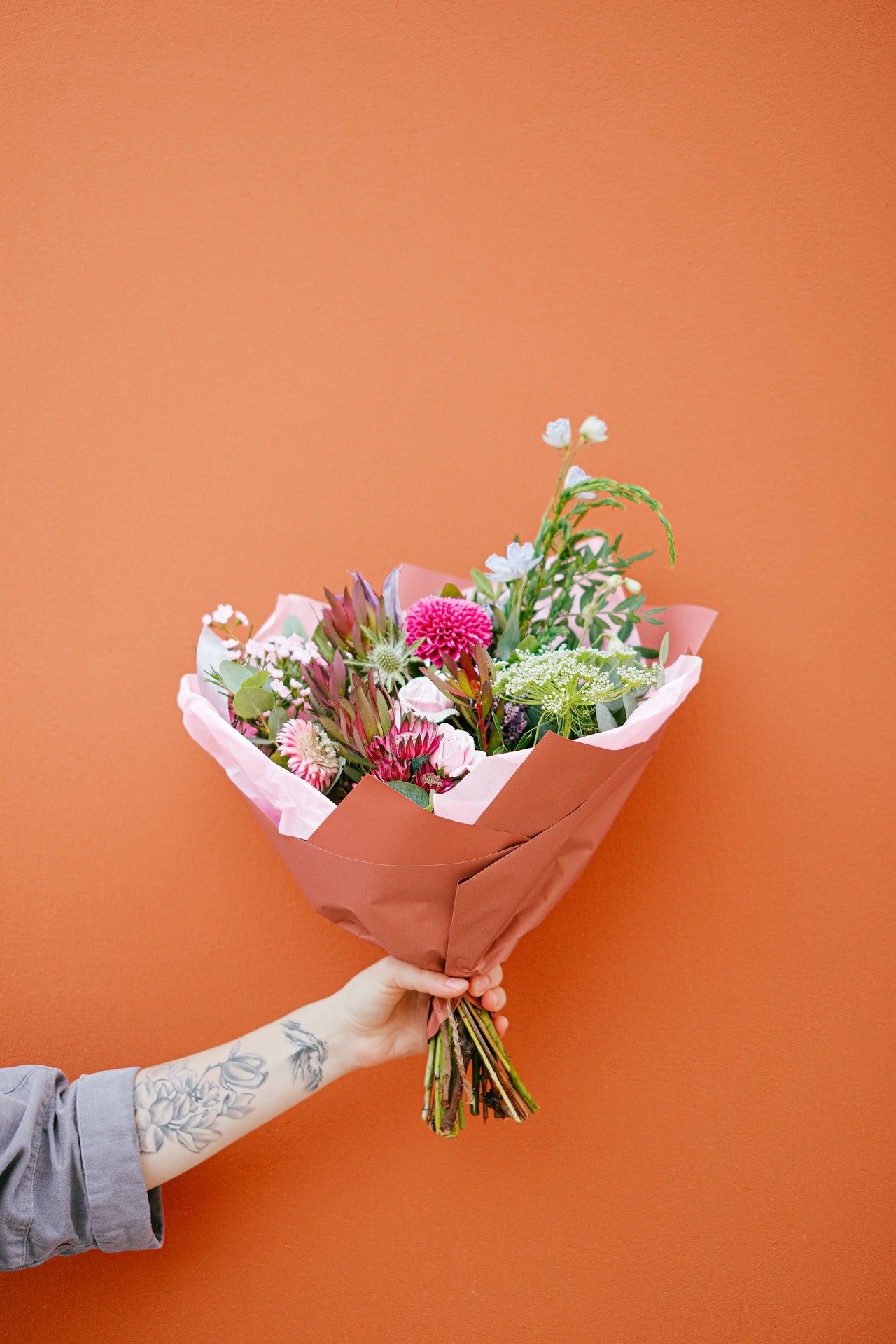 Callum est arrivé avec des fleurs. | Source : Pexels