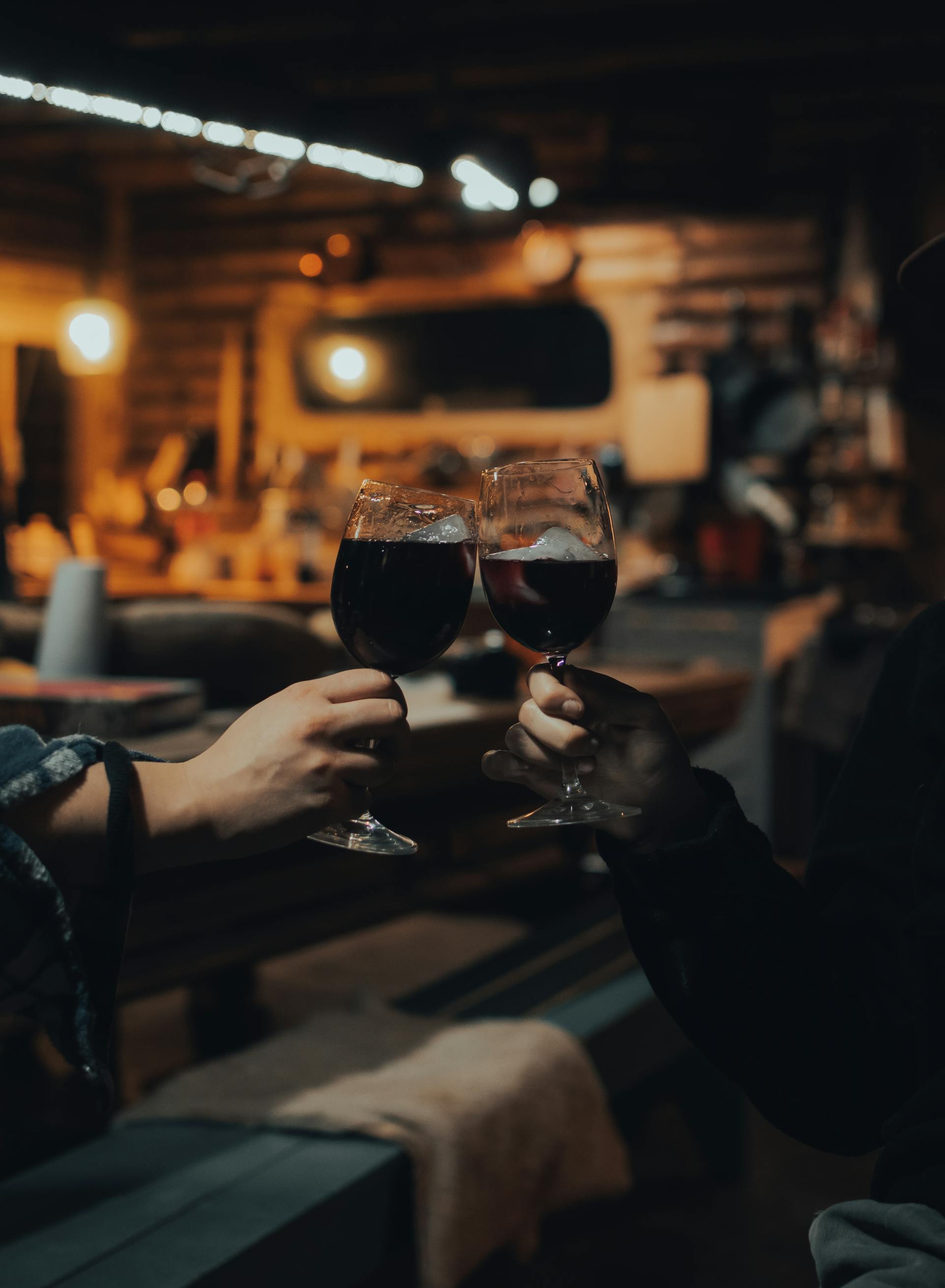 A couple toasting | Source: Pexels