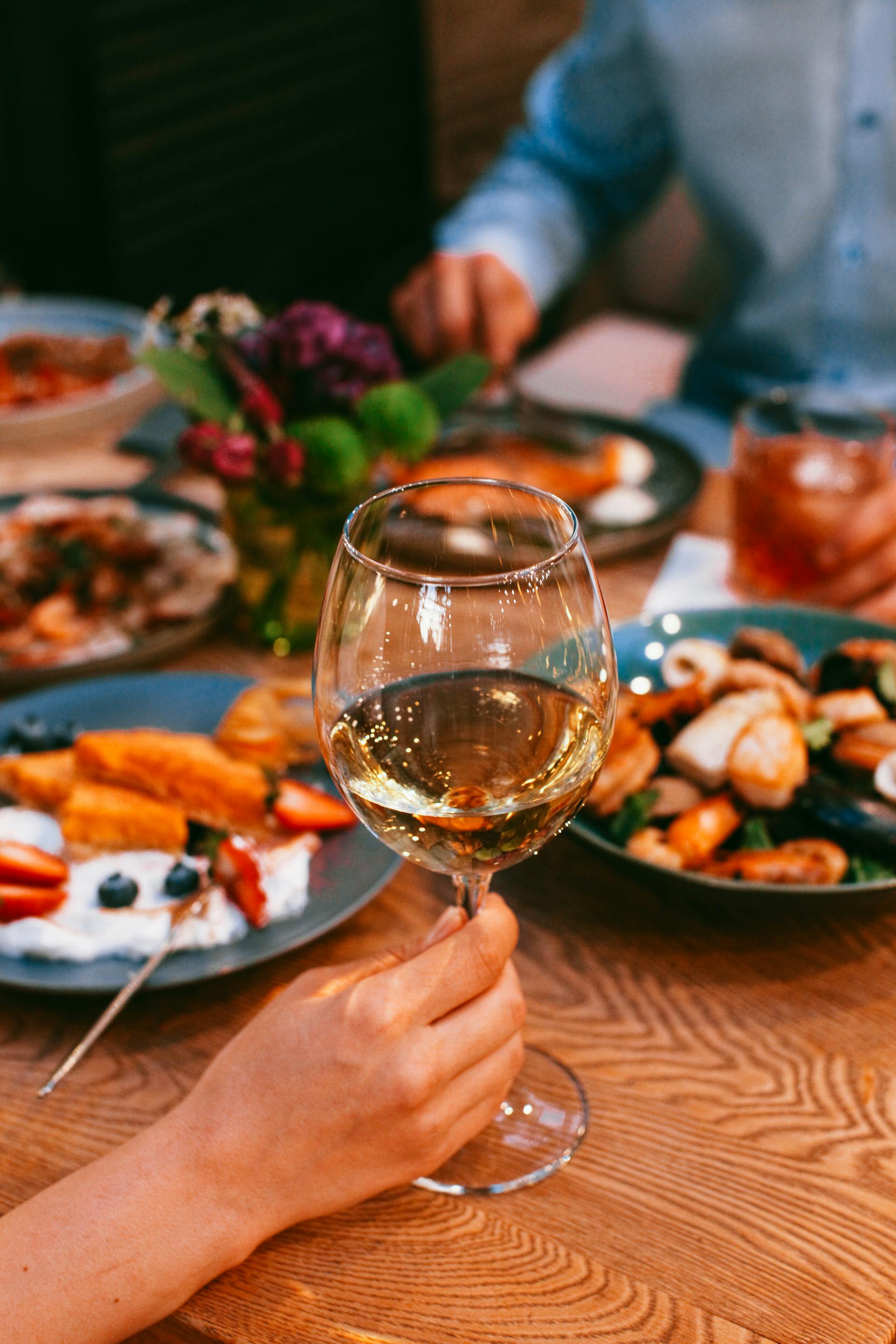 A closeup shot of a couple having dinner in a restaurant | Source: Pexels