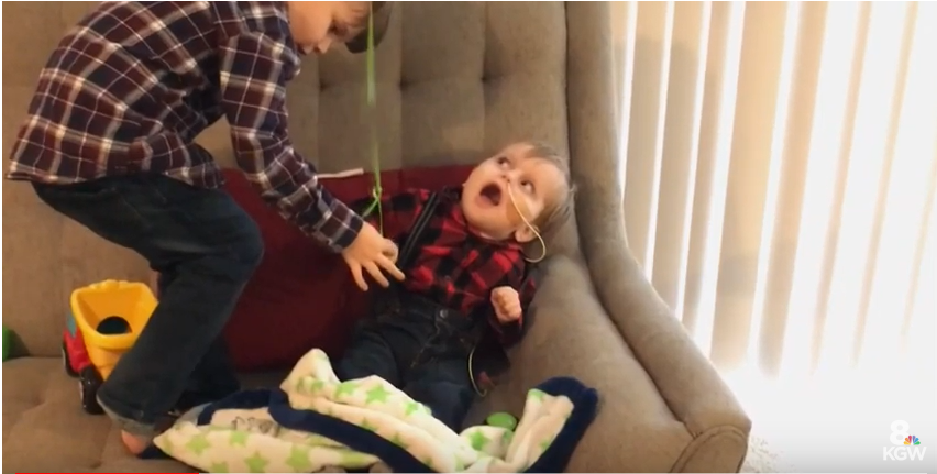 Emmett and his sibling. | Source: youtube.com/KGWNews