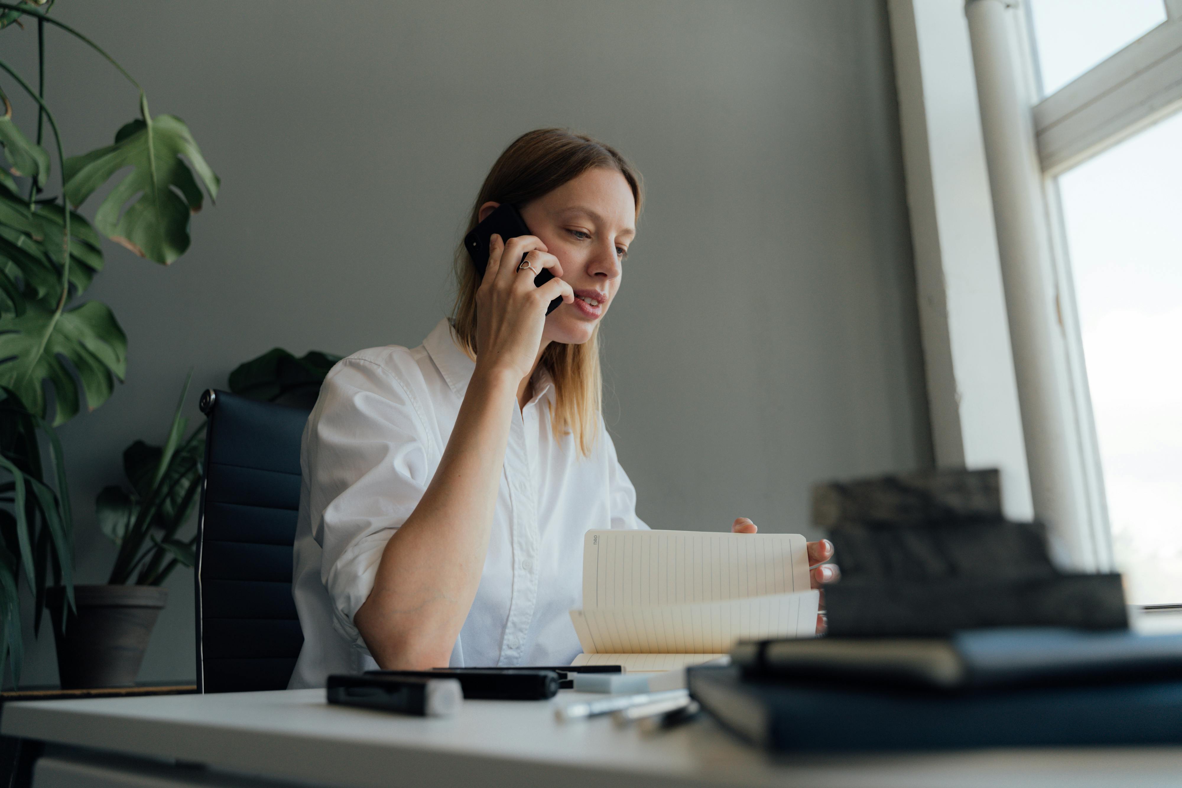 A serious woman on a call | Source: Pexels