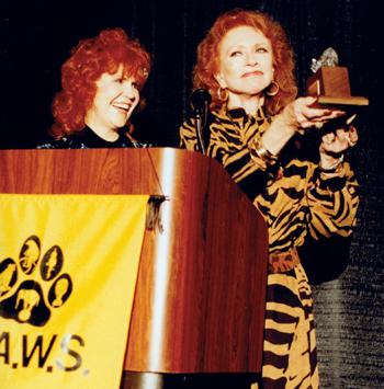 Amanda Blake and Pat Derby at a PAWS Award event in 1988 | Source: Wikimedia