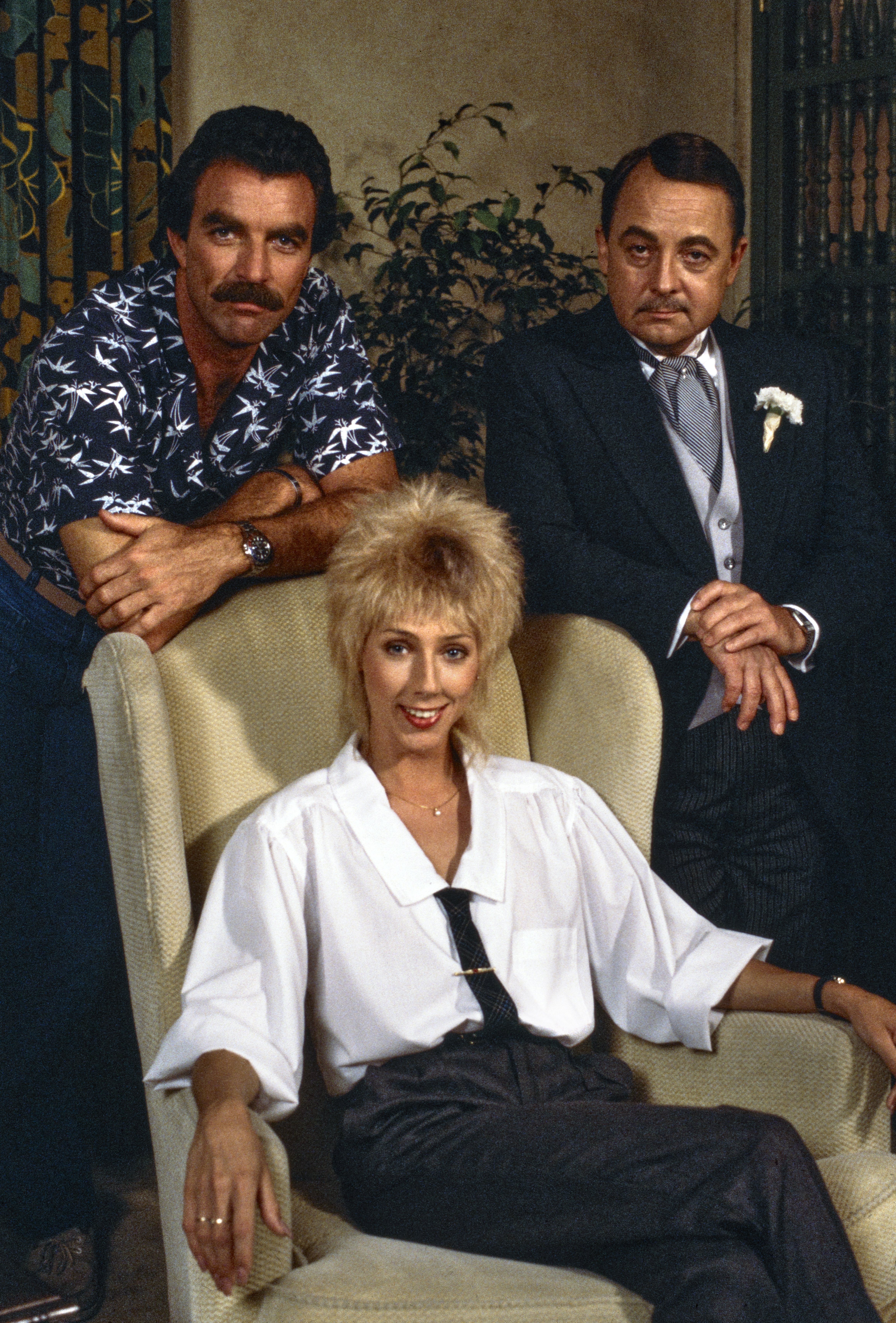 Tom Selleck, John Hillerman, and Jillie Mack on the set of "Magnum P.I."  on January 10, 1985 | Source: Getty Images
