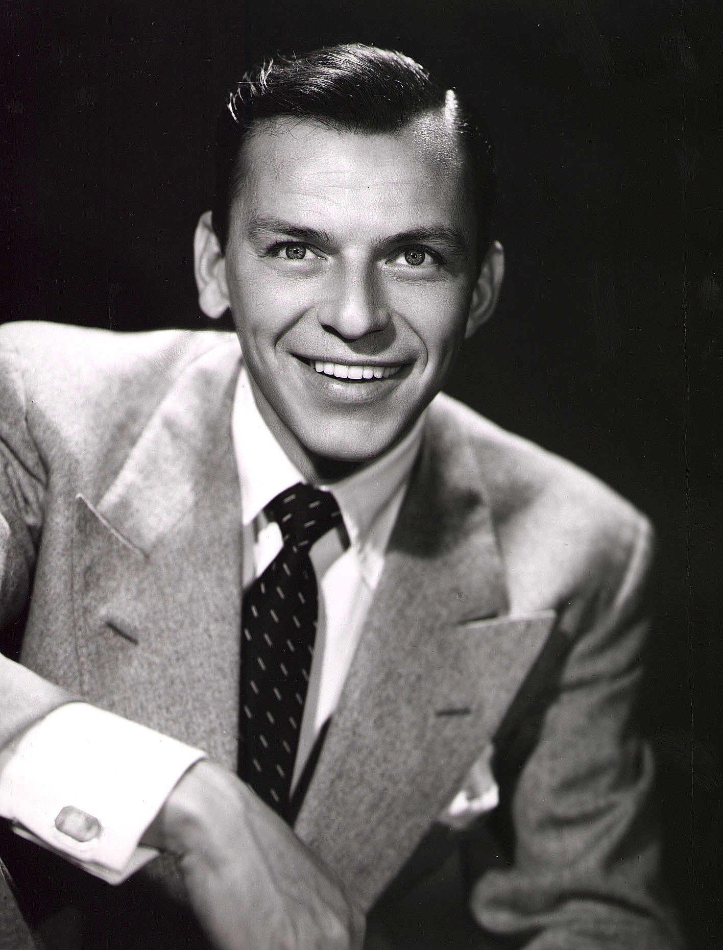 Promotional studio portrait of American singer and actor Frank Sinatra, 1950s. | Photo: GettyImages