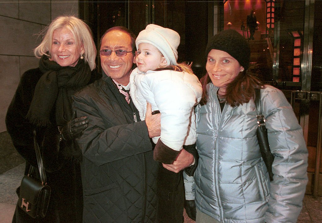 Singer and entertainer Paul Anka holds his grandaughter, Allegra while posing November 21, 2000 on 5th Avenue in Manhattan. | Photo: Getty Images