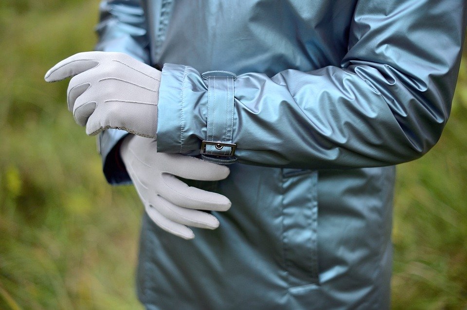 Persona con guantes y traje de protección. | Foto: Pixabay Persona con guantes y traje de protección. | Foto: Pixabay