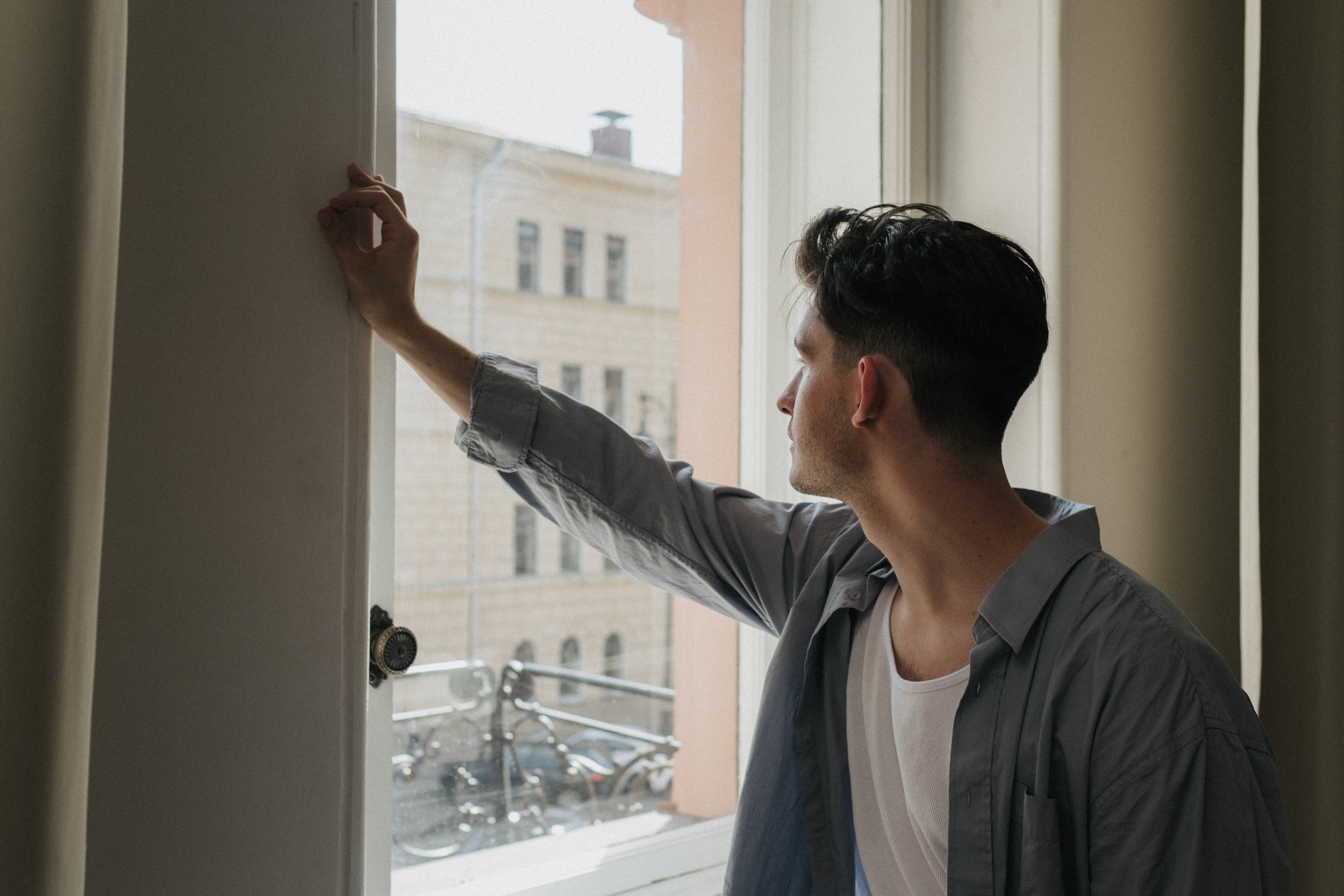 A man staring out a window. | Source: Pexels
