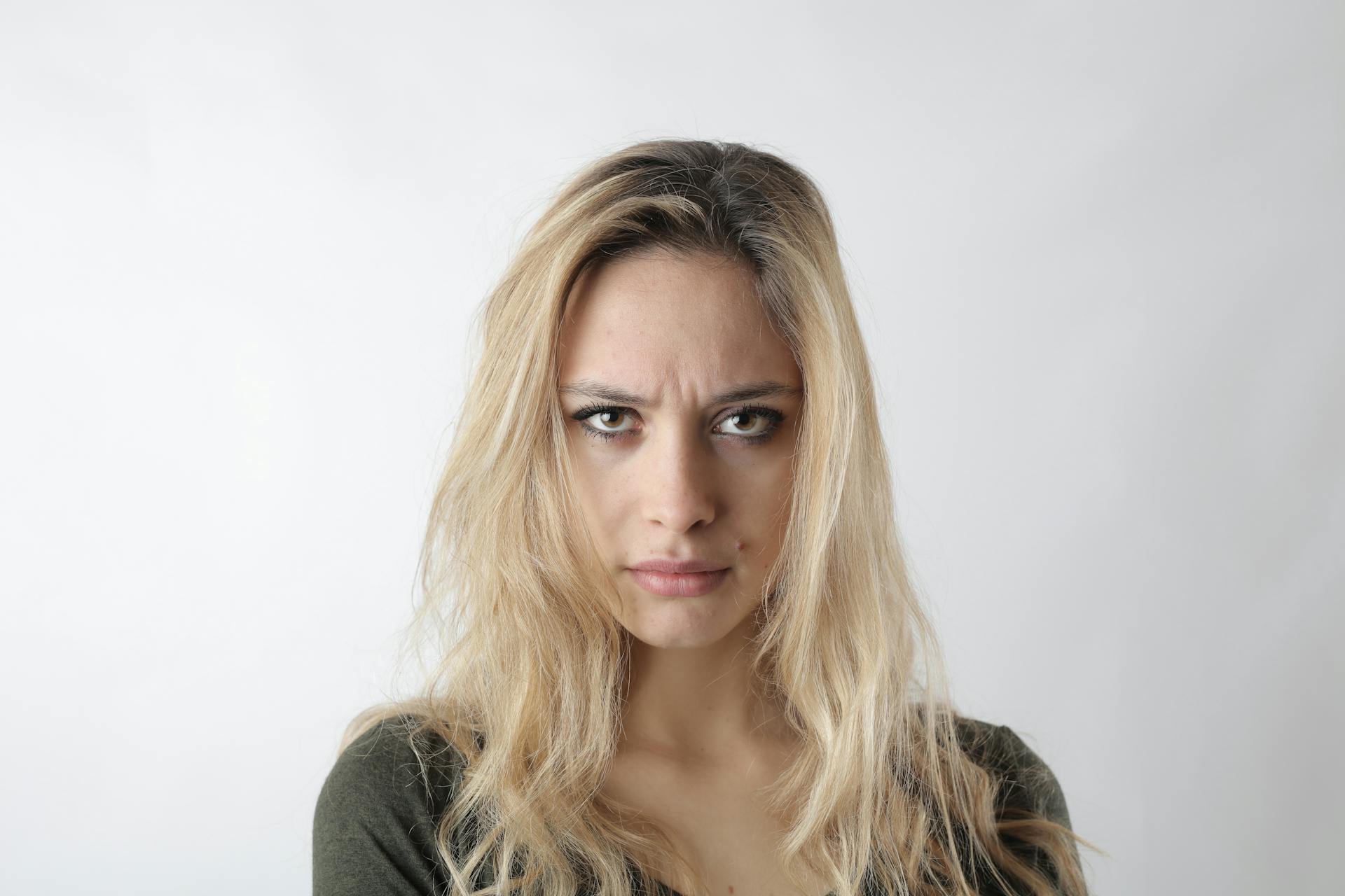 Woman frowning at the camera | Source: Pexels