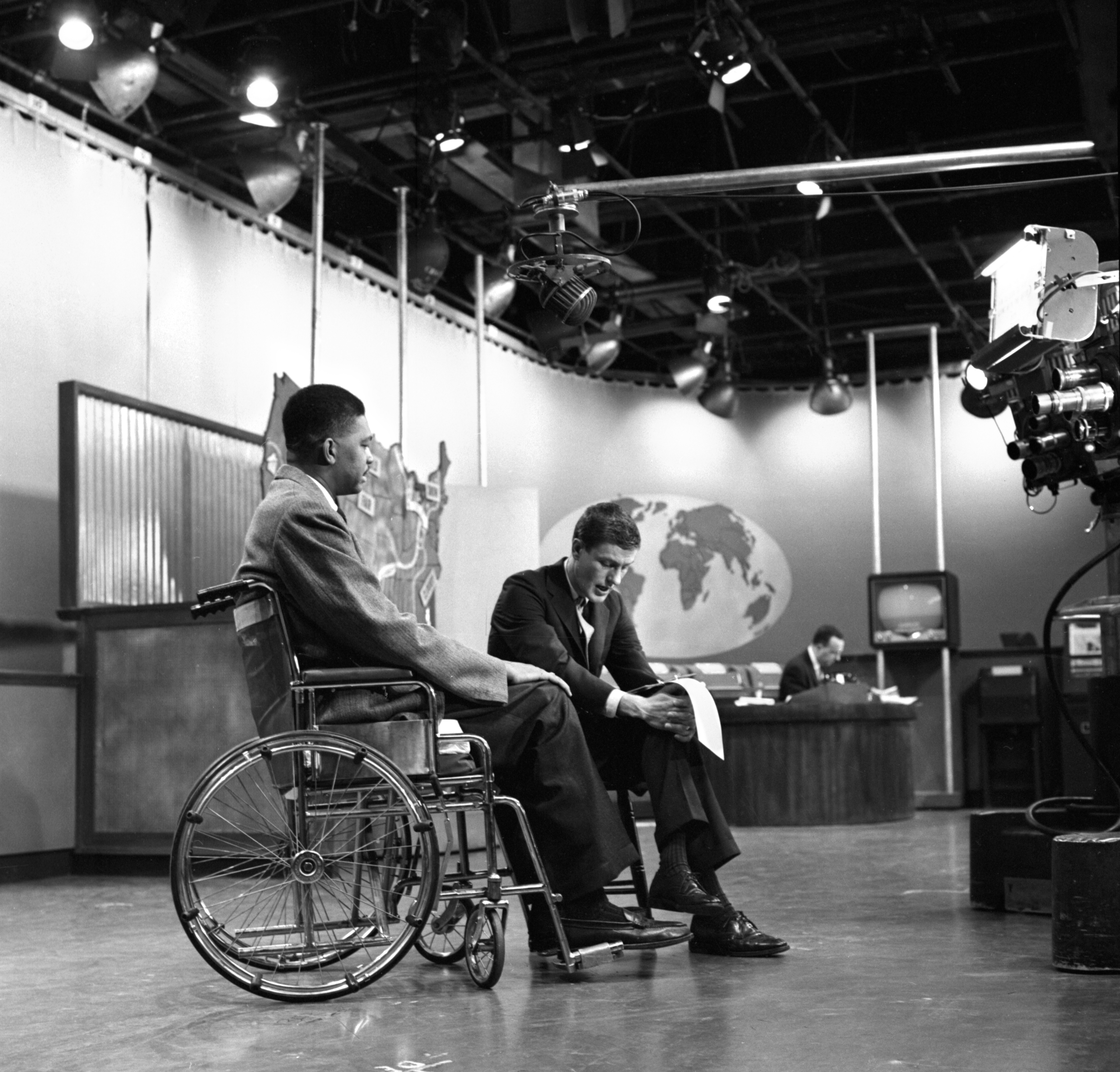 The Morning Show, a CBS News television program. Host Dick Van Dyke (at right), with Junius Kellogg, former basketball player for Manhattan College. Kellogg became paralyzed after an auto accident in 1954. December 30, 1955. | Source: Getty Images