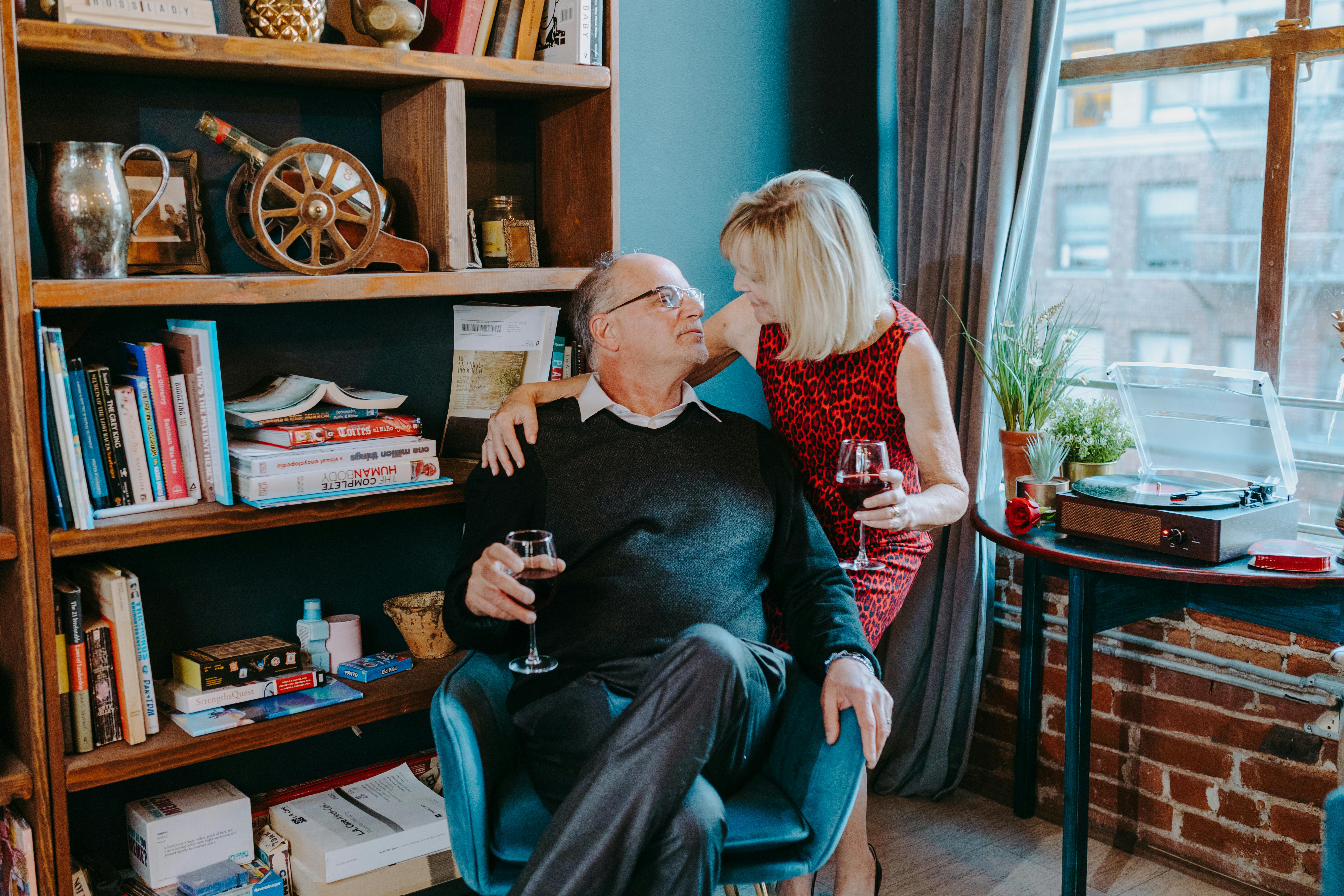 An elderly couple relaxing at home with wine | Source: Pexels