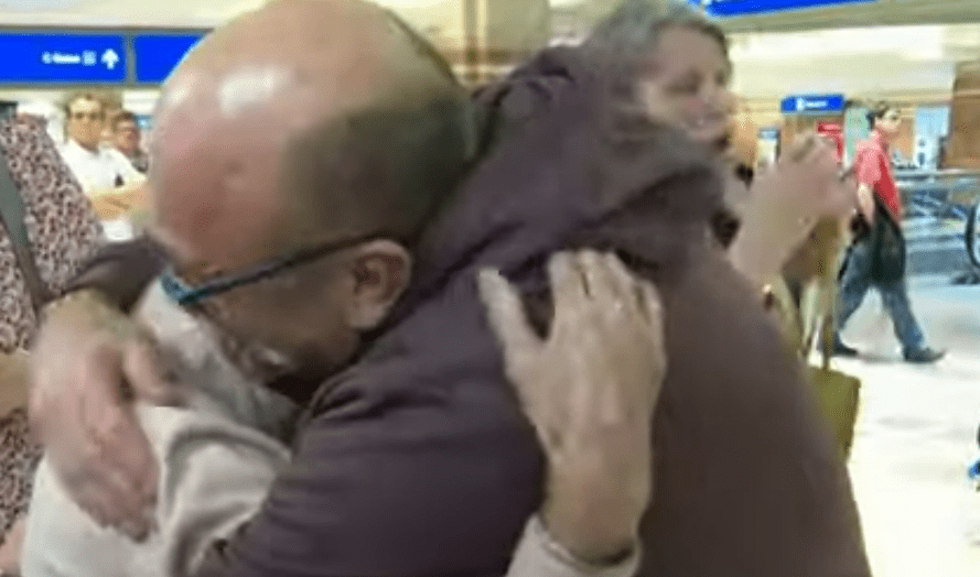 The moment Dave Inglis met his mother at the airport. | Photo: Youtube.com/ITV News