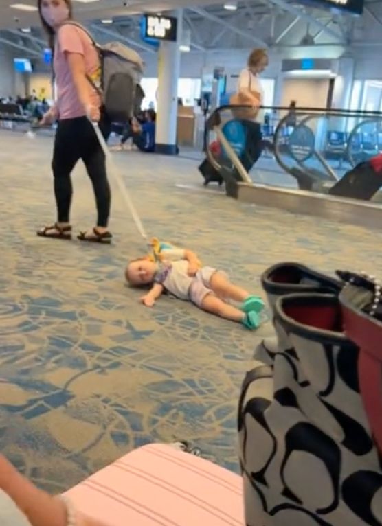 Mujer arrastrando a un niño por el aeropuerto. | Foto: tiktok.com/cacadoodledoo83