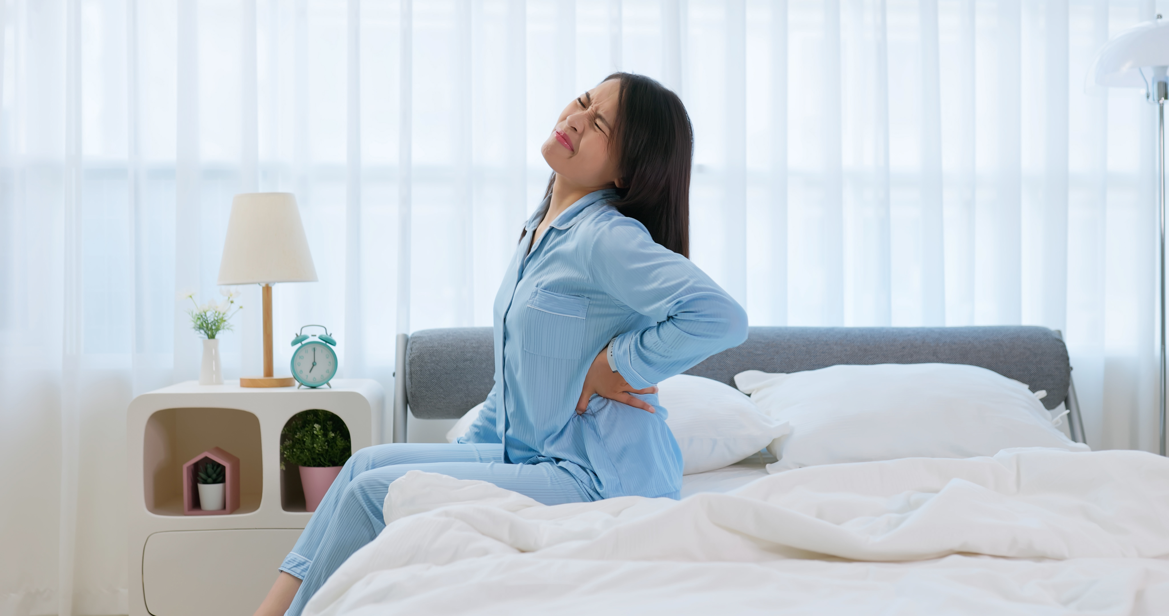 A woman waking up with stiff joints in the morning | Source: Getty Images