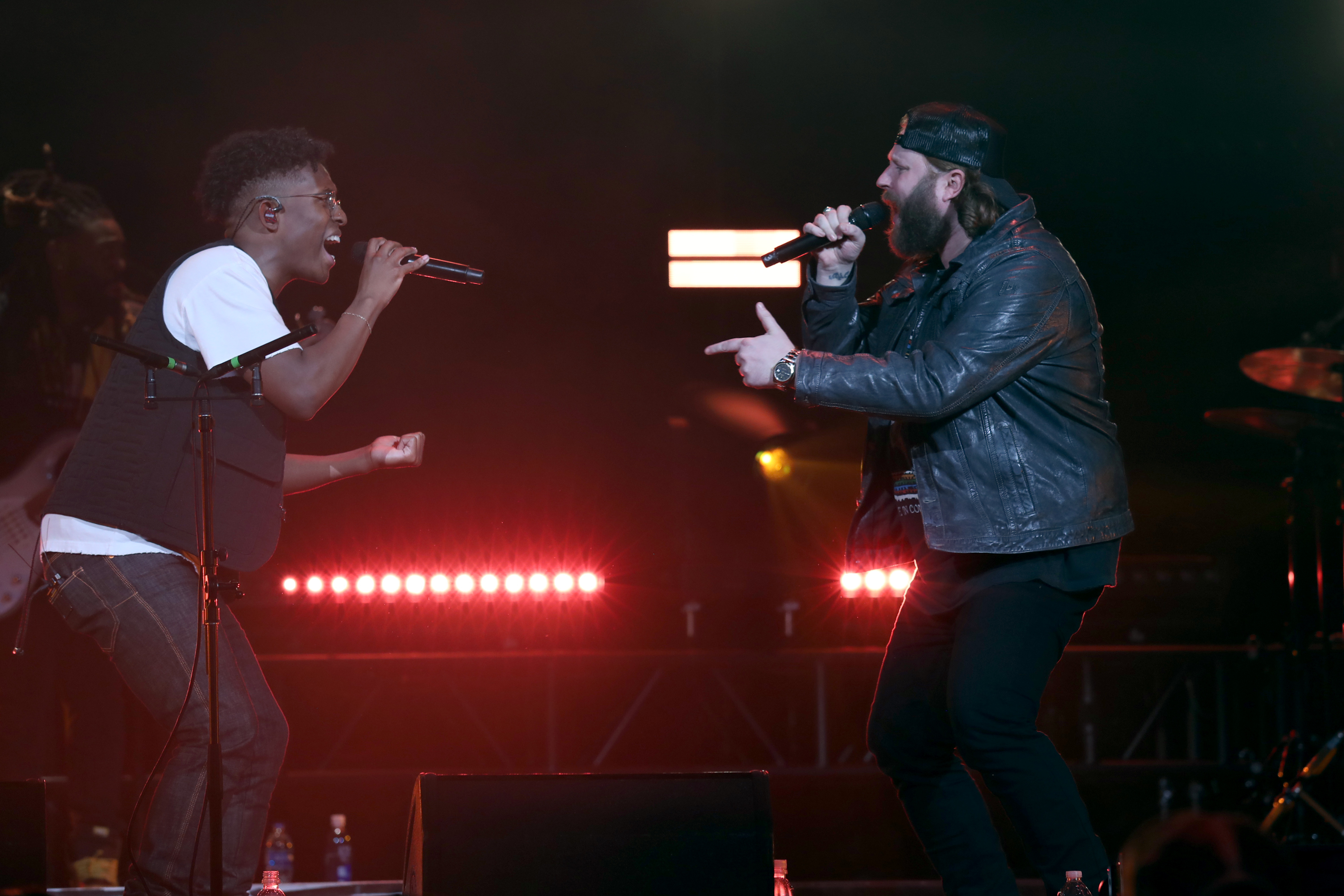 Nate Smith shares the stage for a spirited duet, years before his more than 70-pound weight loss gave fans a dramatically different look at the country singer. | Source: Getty Images