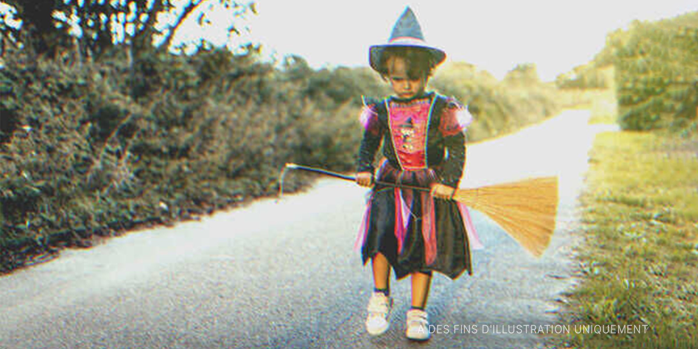 Une petite fille dans un costume d'Halloween de sorcière | Source : Getty Images