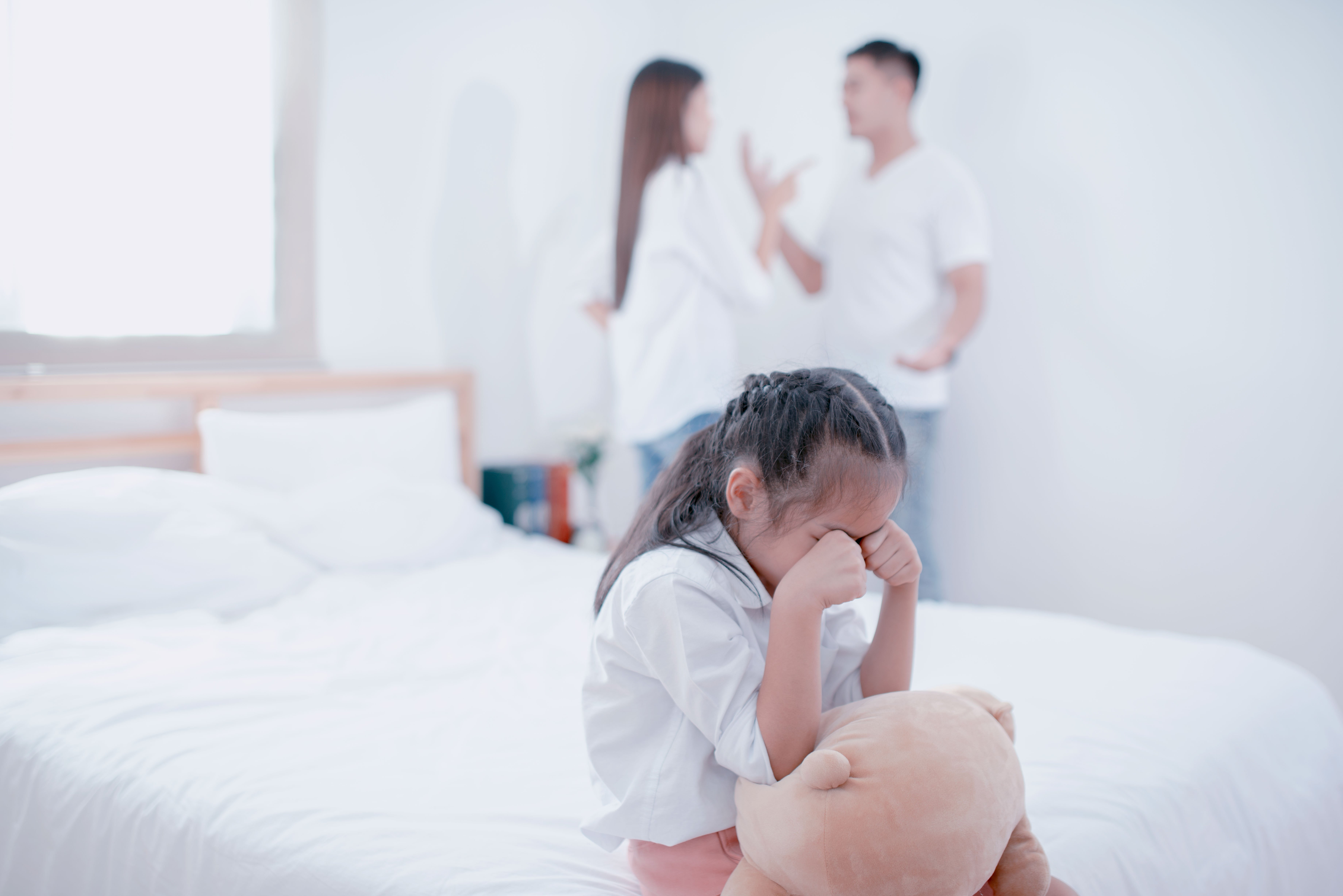 Niña llora mientras sus padres discuten. | Foto: Shutterstock