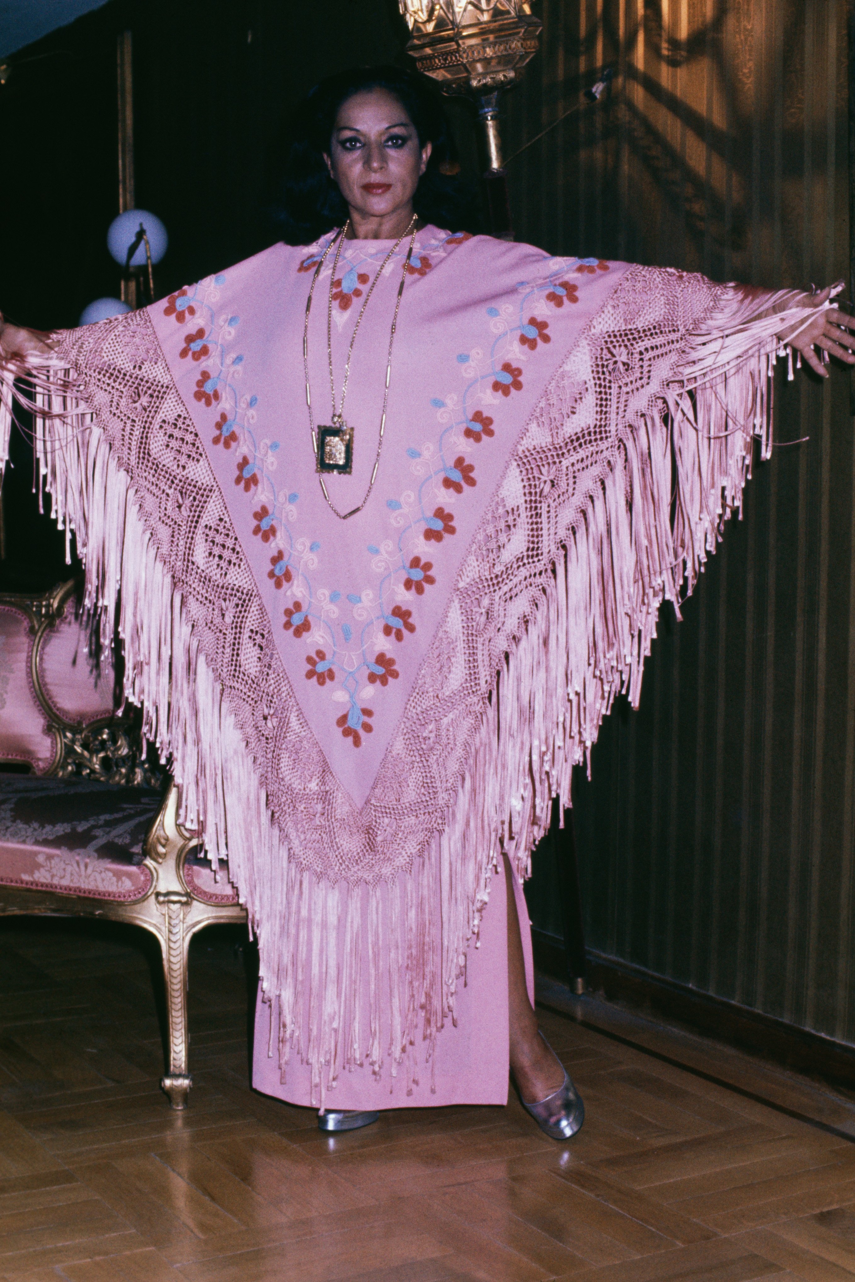 Lola Flores en la presentación de un nuevo traje de noche en 1976, Madrid, Castilla La Mancha, España. | Foto: Getty Images