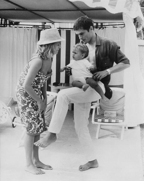 L'acteur français Alain Delon avec sa femme Nathalie et leur fils Anthony sur la plage de Monte Carlo, le 15 août 1965. | Photo : Getty Images