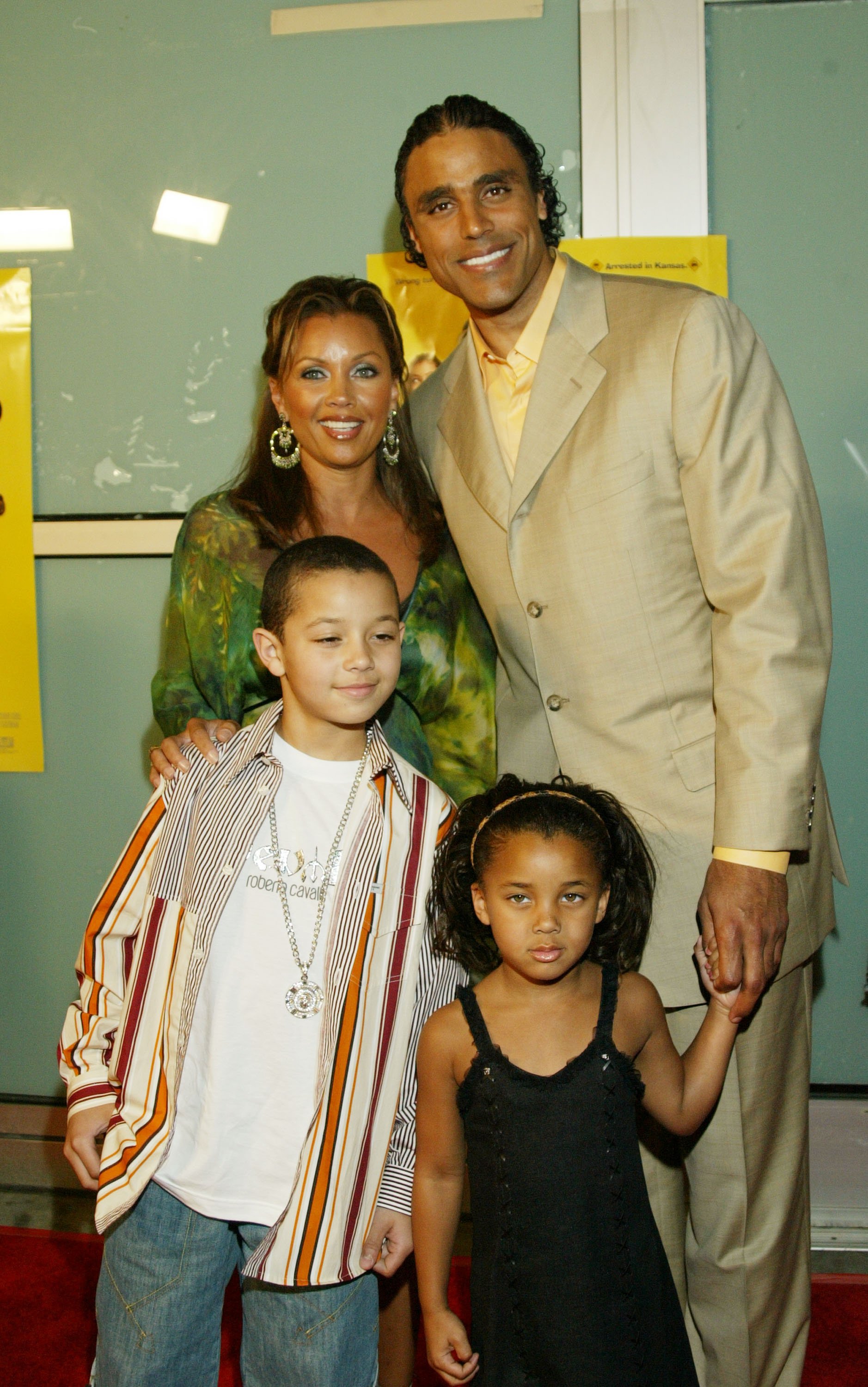 Vanessa Williams and Rick Fox with their children arrive for the premier of "Johnson Family Vacation" at the Cinerama Dome on March 31, 2004. | Photo: Getty Images