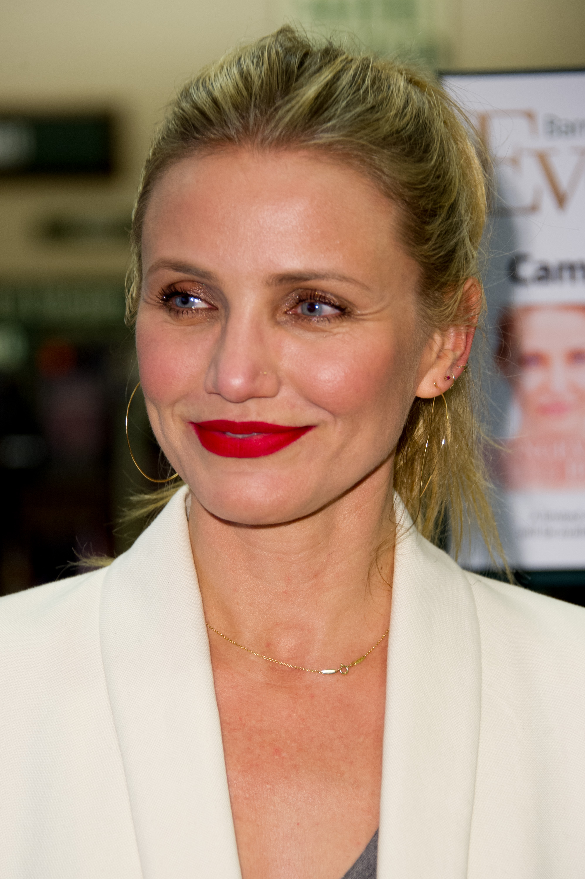 Cameron Diaz poses during the book signing event for "The Longevity Book" at Barnes & Noble in Huntington Beach, California on April 14, 2016 | Source: Getty Images