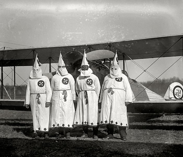 Members of the Ku-Klux-Klan about to take off with literature which was scattered over the Washington’s Virginia suburbs during a Klan parade, March 17, 1992. | Source: Wikimedia Commons