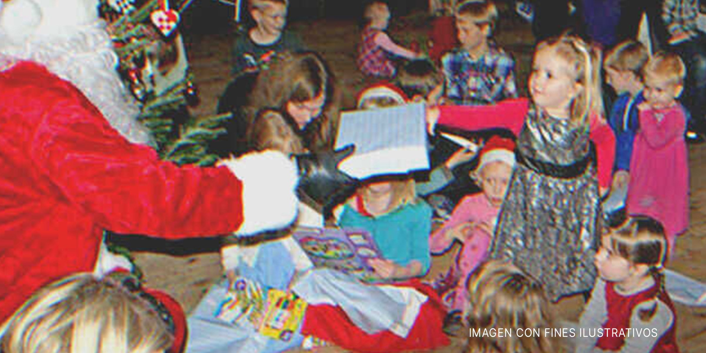 Santa repartiendo regalos a los niños | Foto: flickr.com/viralbus (CC BY-SA 2.0)