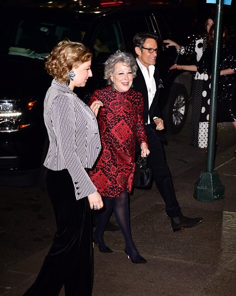 Sophie Von Haselberg and Bette Midler attending Marc Jacobs and Charly Defrancesco's wedding reception | Photo: Getty Images