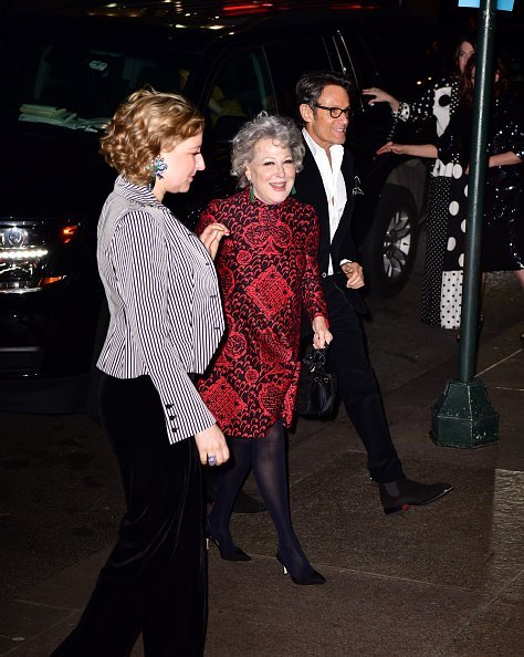 Sophie Von Haselberg and Bette Midler attending Marc Jacobs anc Charly Defrancesco's wedding reception | Photo: Getty Images