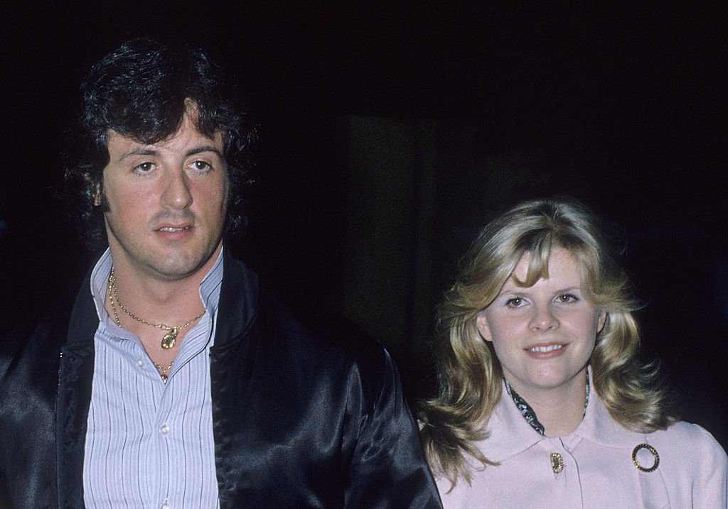  L'acteur Sylvester Stallone et sa femme Sasha Czack assistent au spectacle "They Shoot Horses, Don't They ?" le 4 avril 1979 au Hollywood American Legion à Hollywood, Californie. | Photo : Getty Images