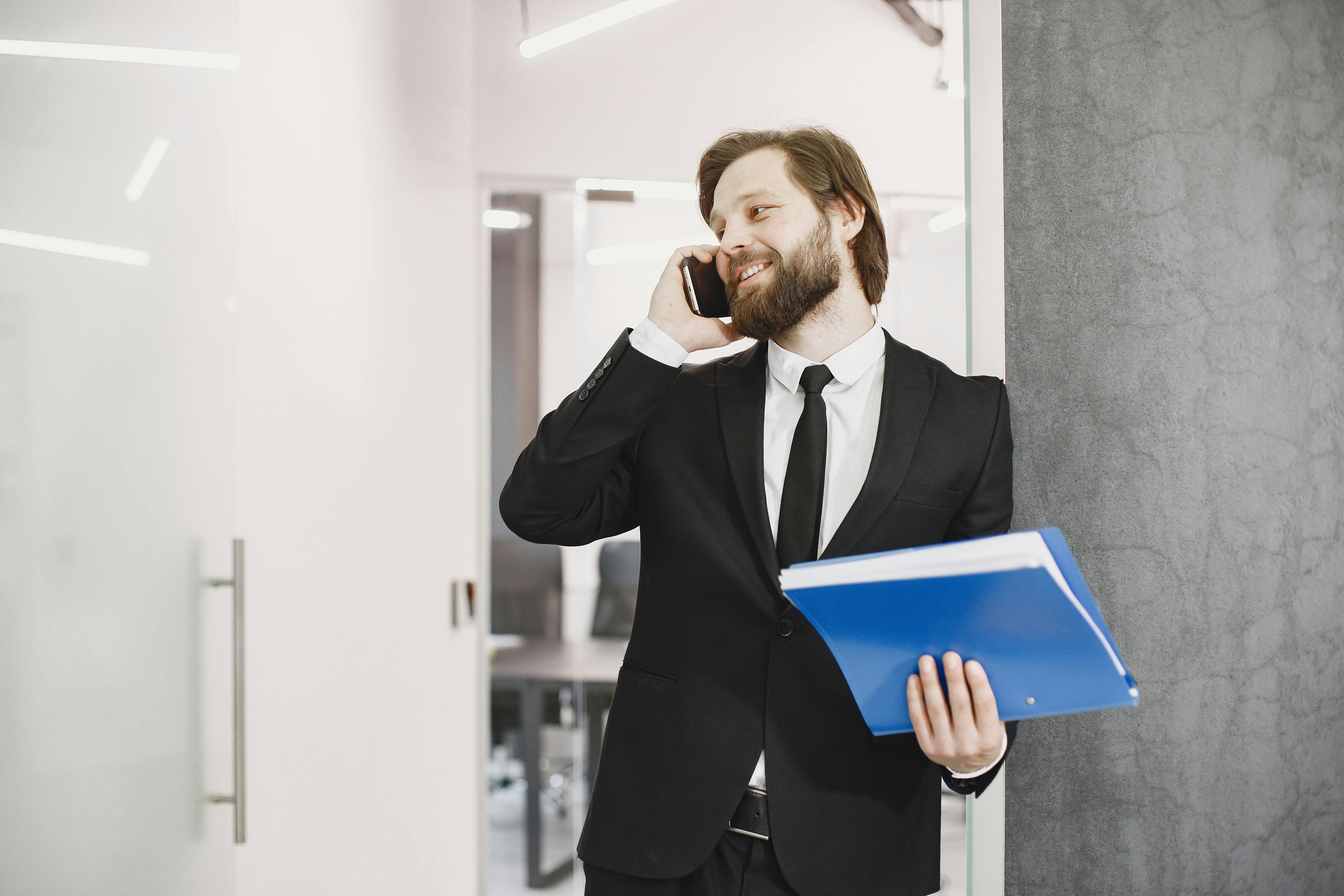 A man talking on the phone | Source: Pexels