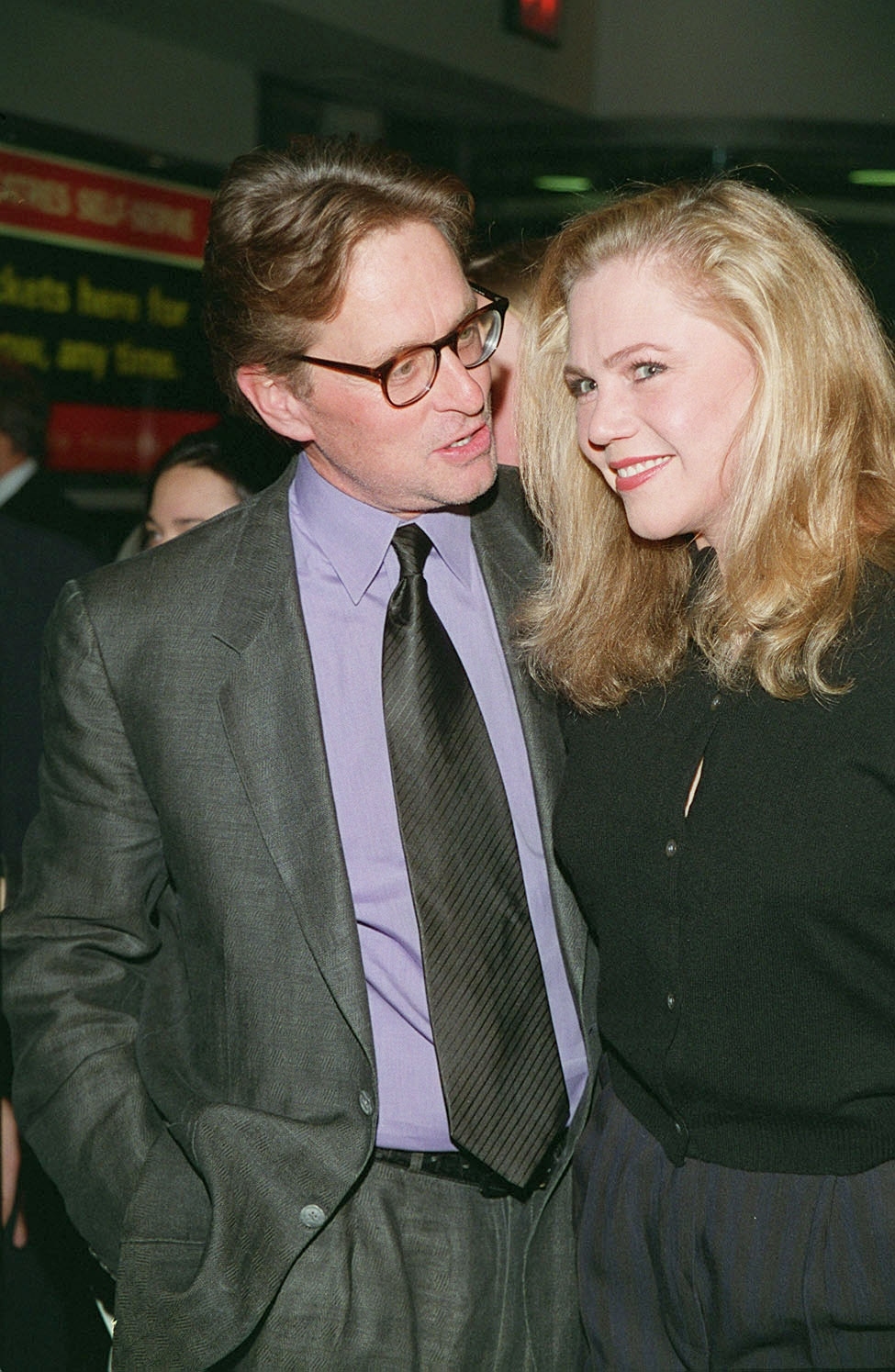 Michael Douglas and Kathleen Turner at the premiere of "Living Out Loud" in 1998 | Source: Getty Images