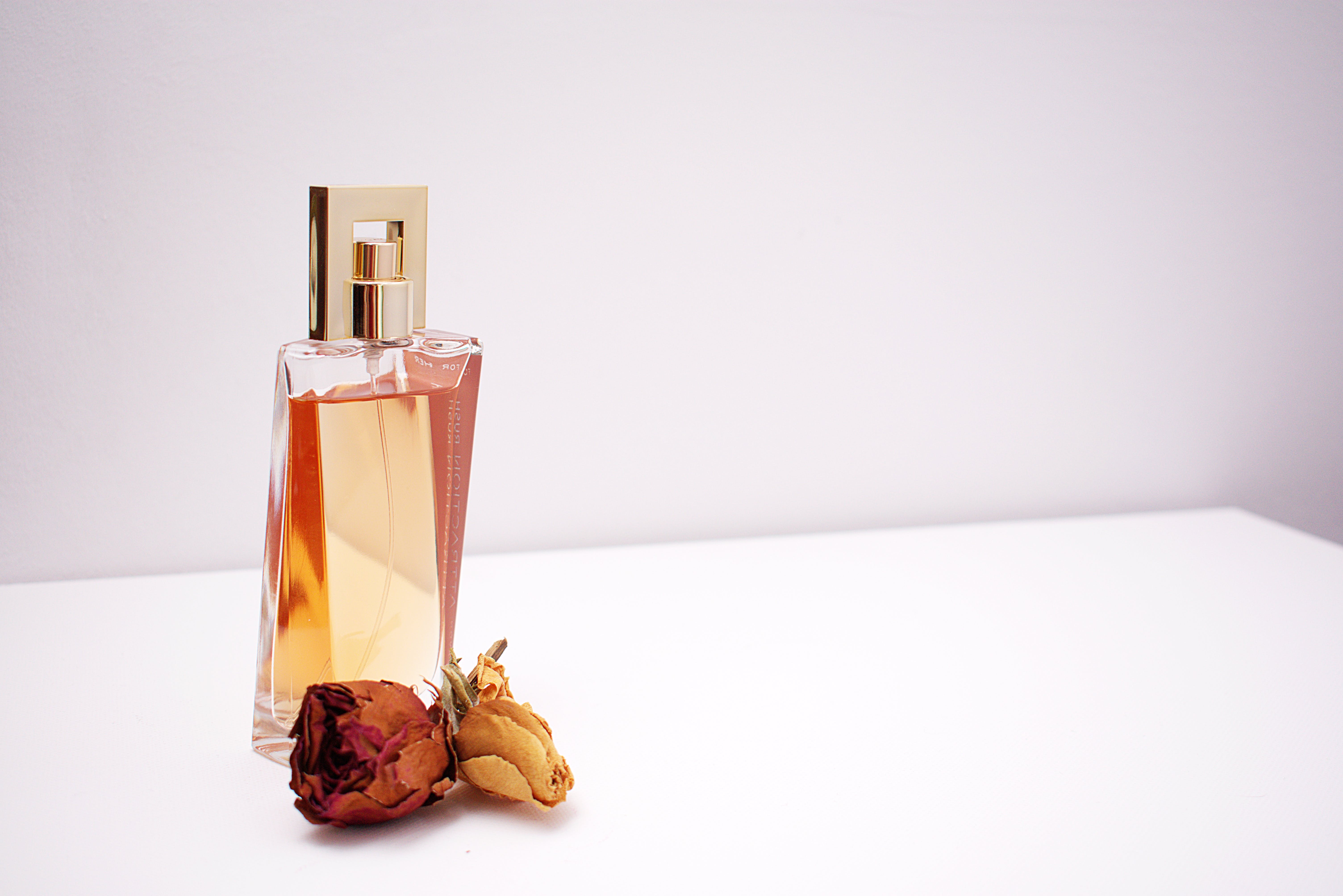 A perfume bottle. | Source: Pexels