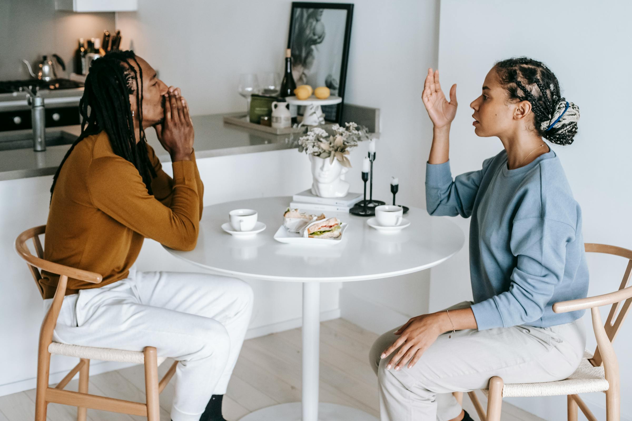 A couple arguing on the kitchen table | Source: Pexels