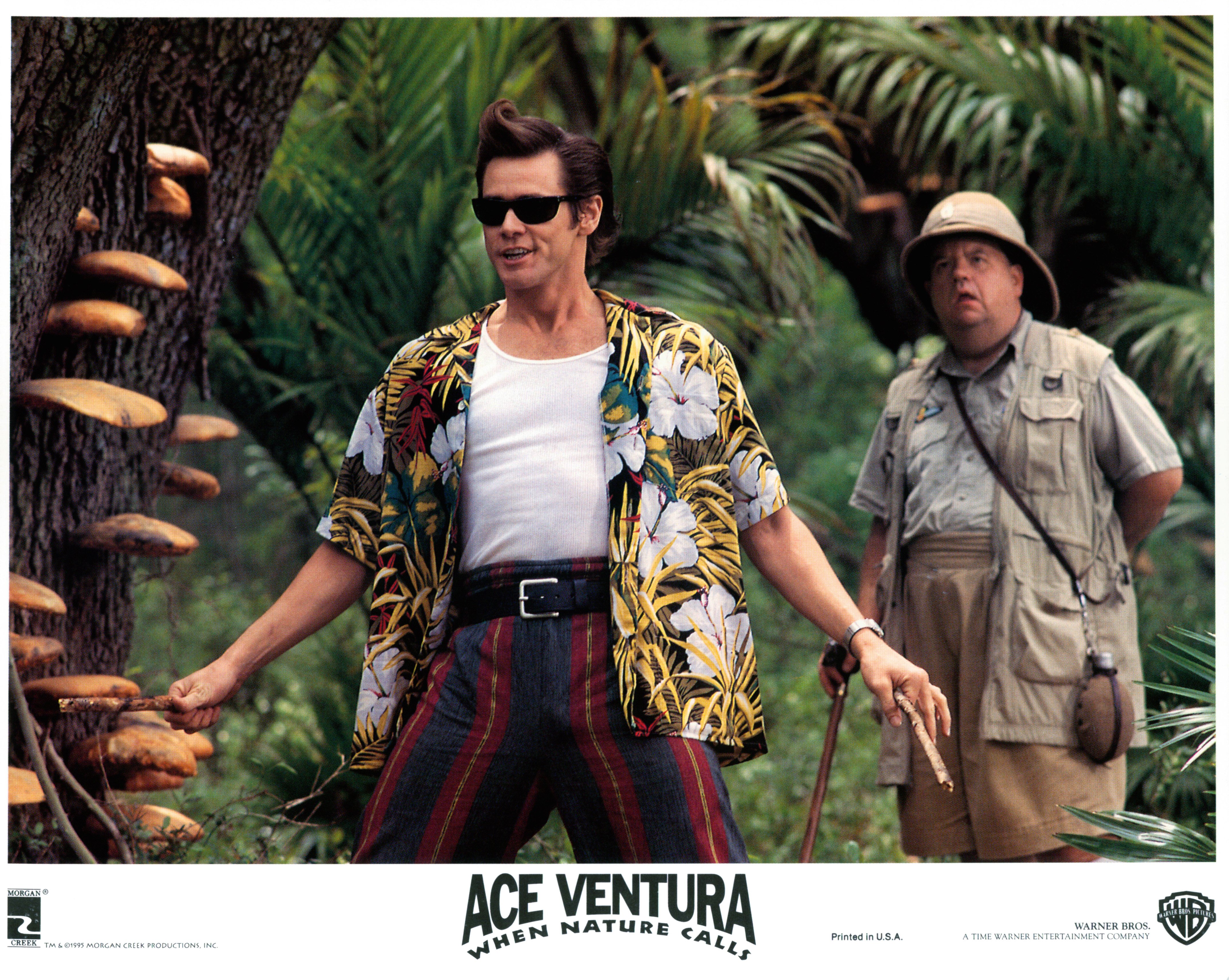Jim Carrey wagt sich durch den Dschungel in einer Szene aus dem Film 'Ace Ventura: Wenn die Natur ruft', 1995. | Quelle: Getty Images
