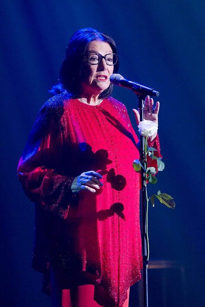 Nana Mouskouri performt live während eines Konzerts im Admiralspalast am 5. Oktober 2014 in Berlin, Deutschland | Quelle: Getty Images