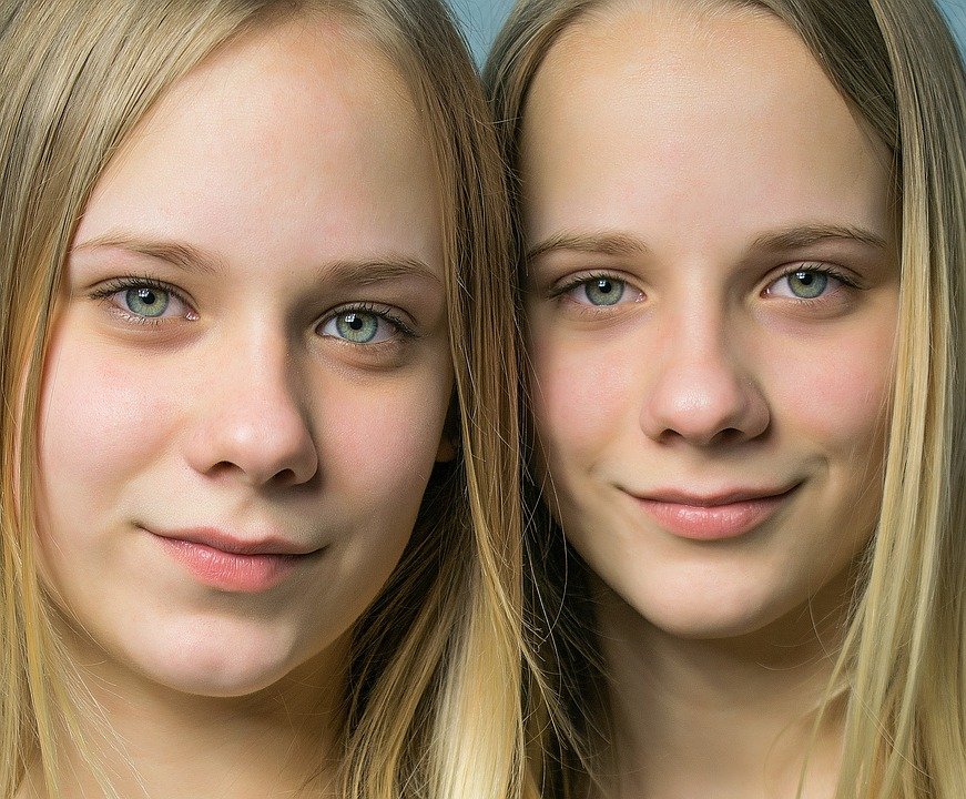 A photo of two blonde women. | Photo: Pixabay